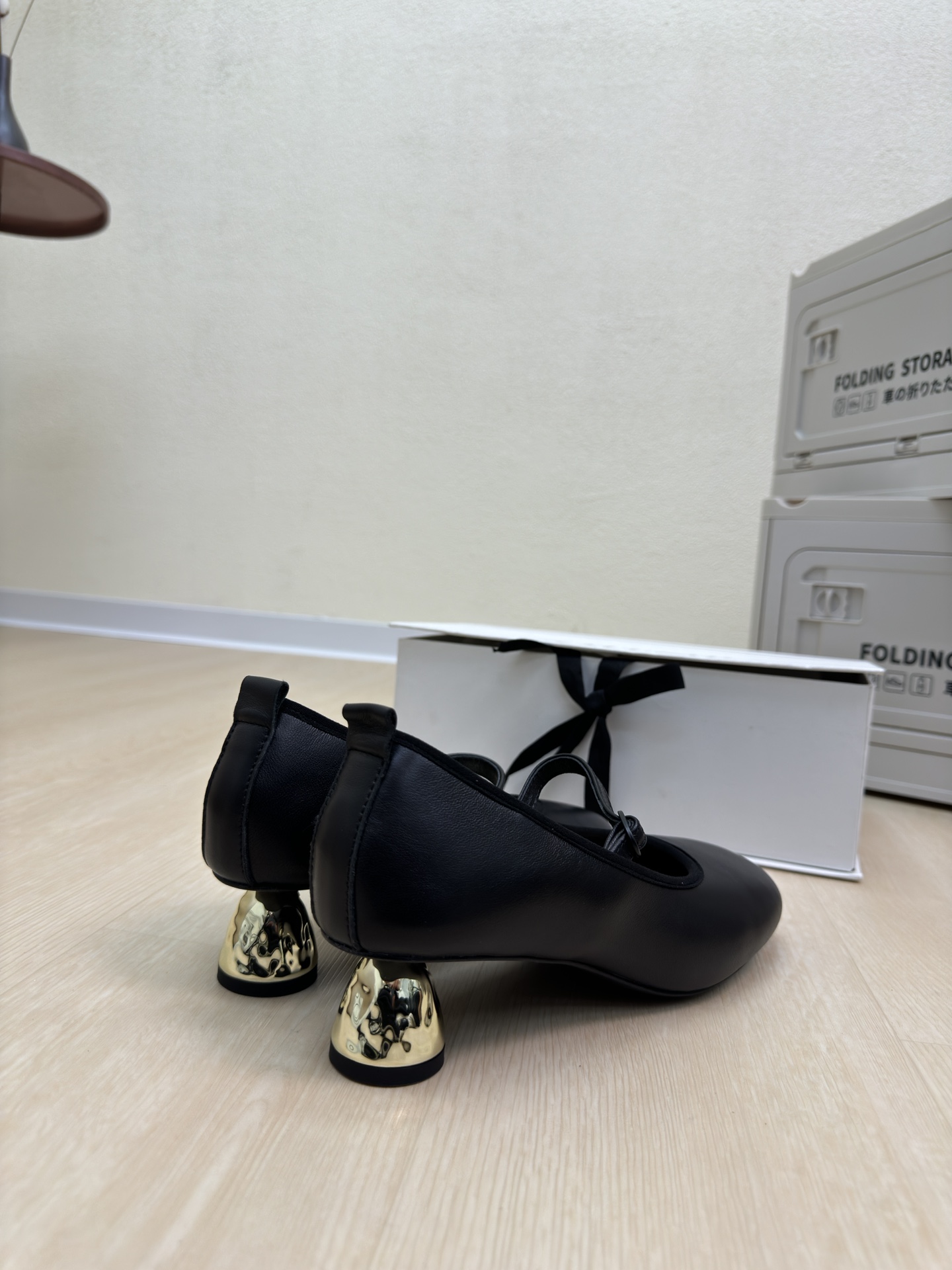 “Metallic Mary Jane Shoes: Glamorous Skin, Gold, and Rebellion in a Delicate Body” - 图片 9