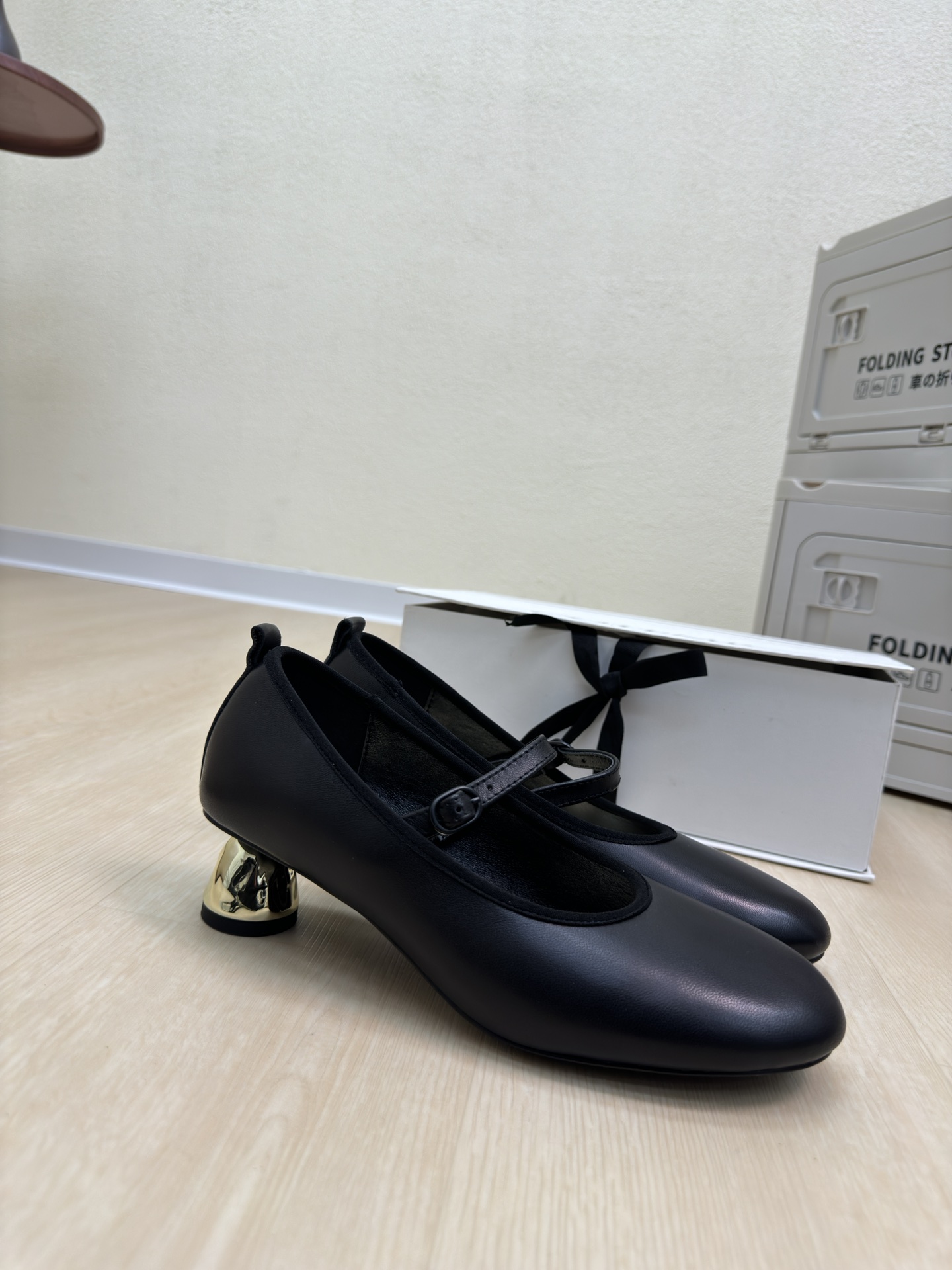 “Metallic Mary Jane Shoes: Glamorous Skin, Gold, and Rebellion in a Delicate Body” - 图片 7