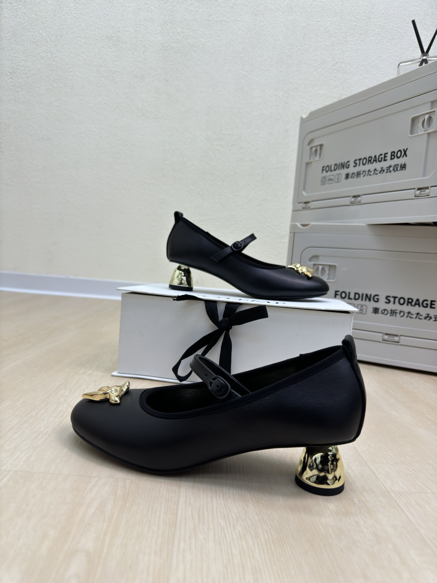 “Metallic Mary Jane Shoes: Glamorous Skin, Gold, and Rebellion in a Delicate Body” - 图片 2