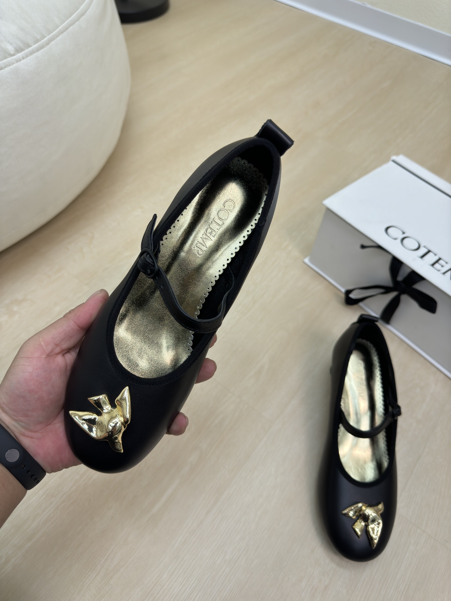 “Metallic Mary Jane Shoes: Glamorous Skin, Gold, and Rebellion in a Delicate Body” - 图片 4