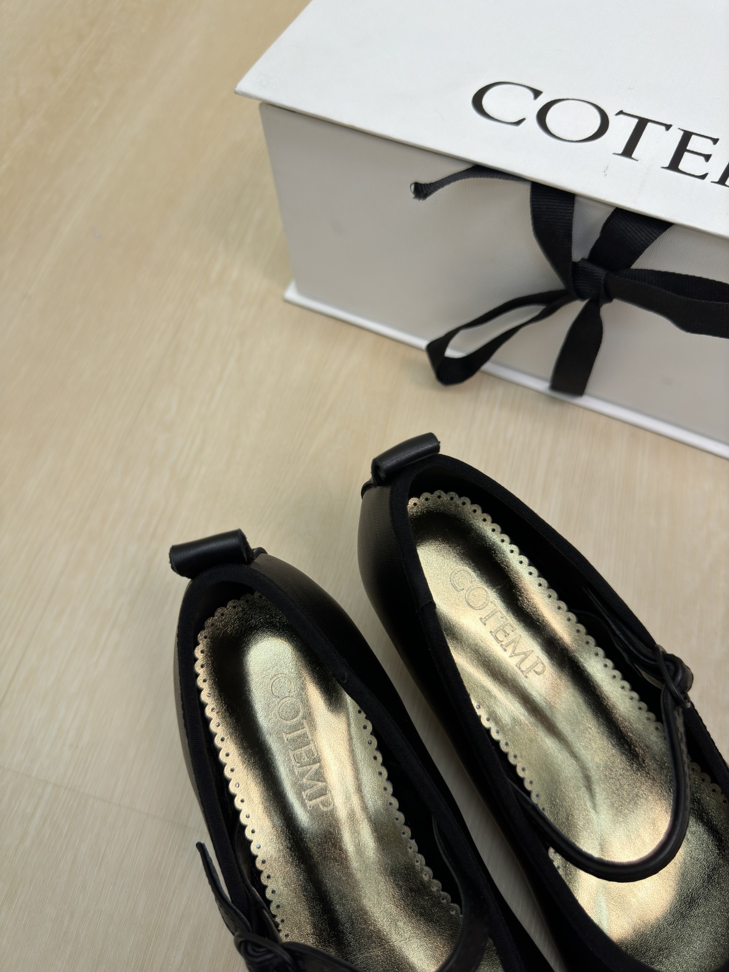 “Metallic Mary Jane Shoes: Glamorous Skin, Gold, and Rebellion in a Delicate Body” - 图片 5