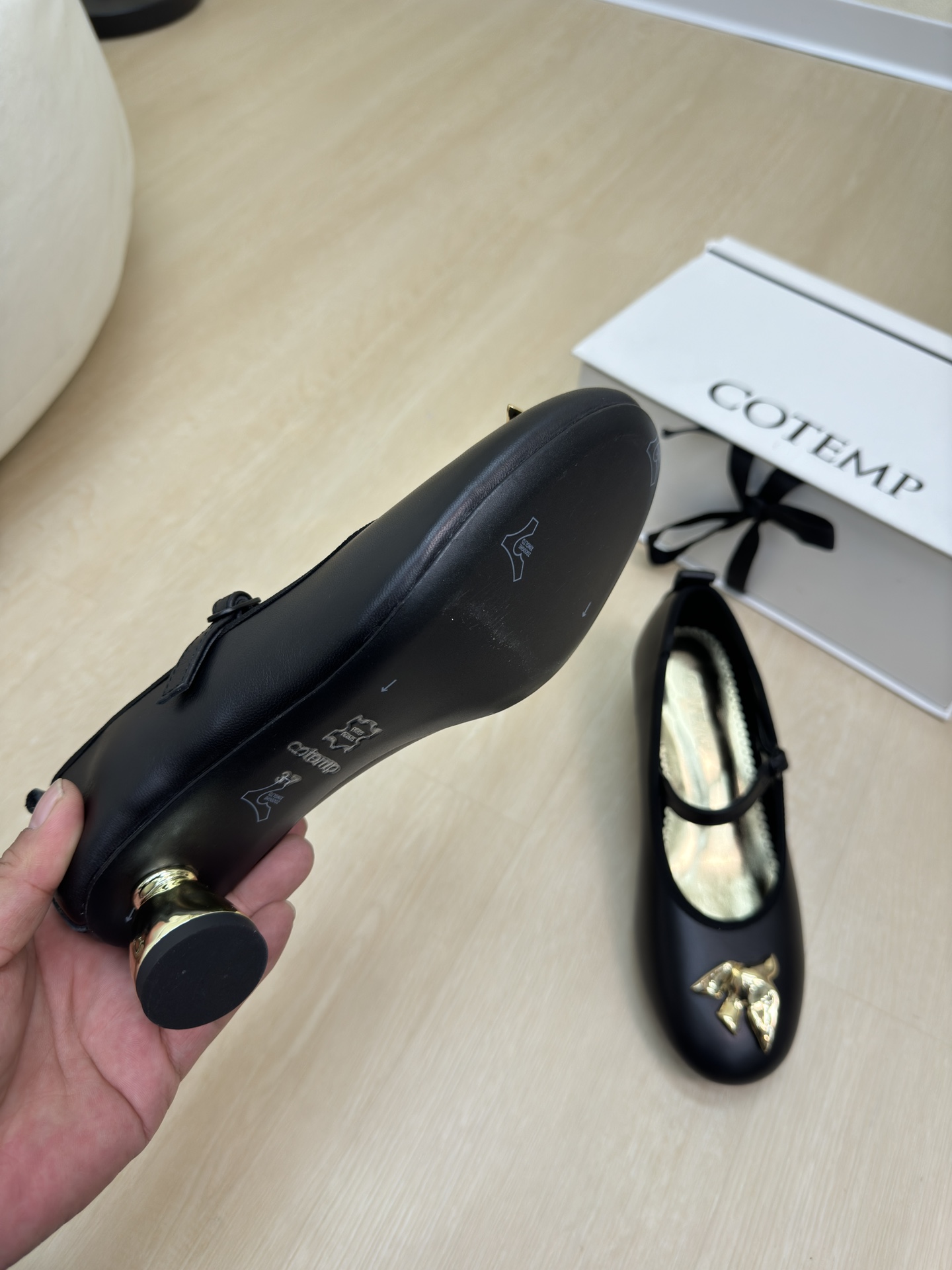 “Metallic Mary Jane Shoes: Glamorous Skin, Gold, and Rebellion in a Delicate Body” - 图片 3