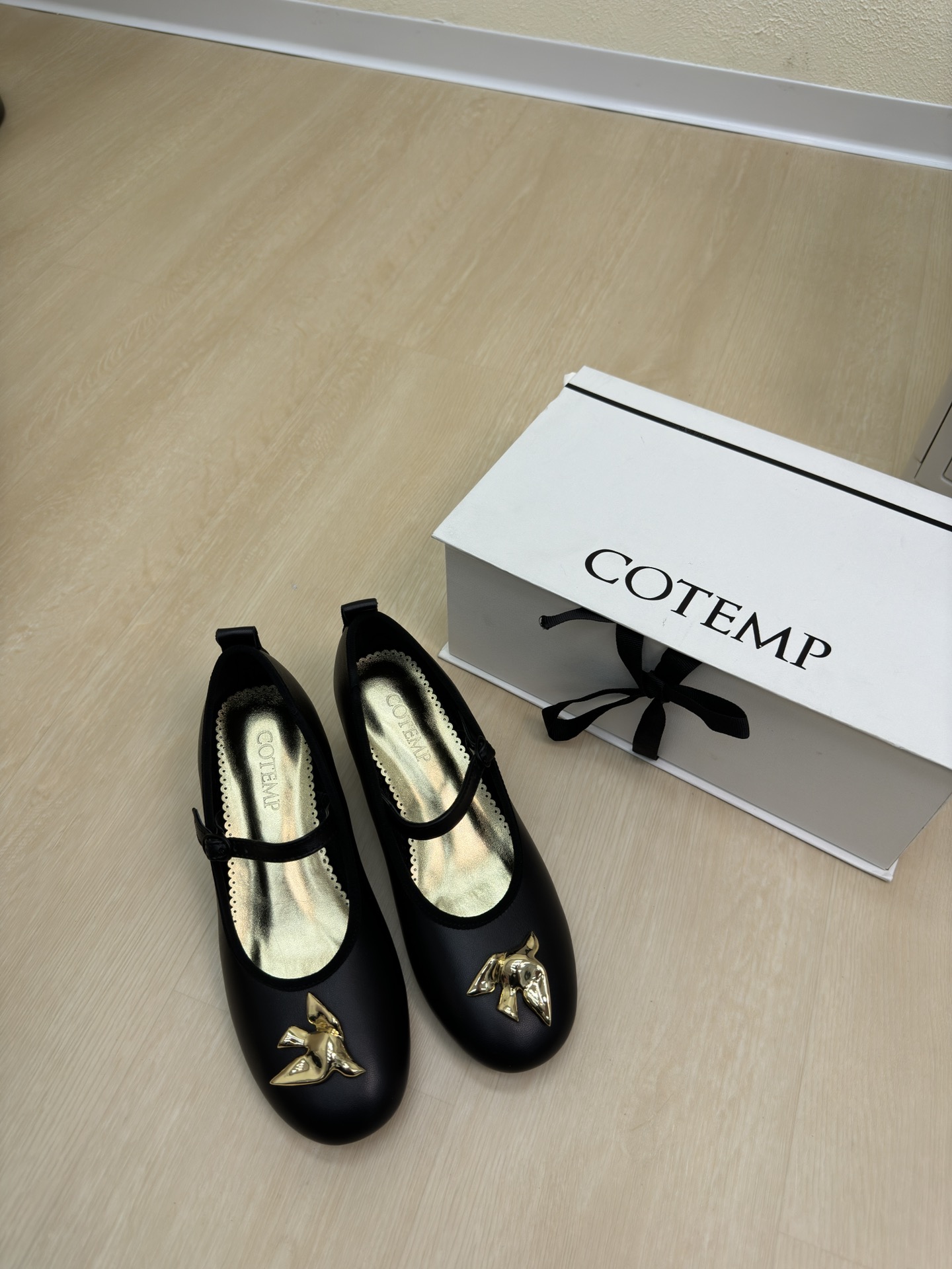 “Metallic Mary Jane Shoes: Glamorous Skin, Gold, and Rebellion in a Delicate Body”