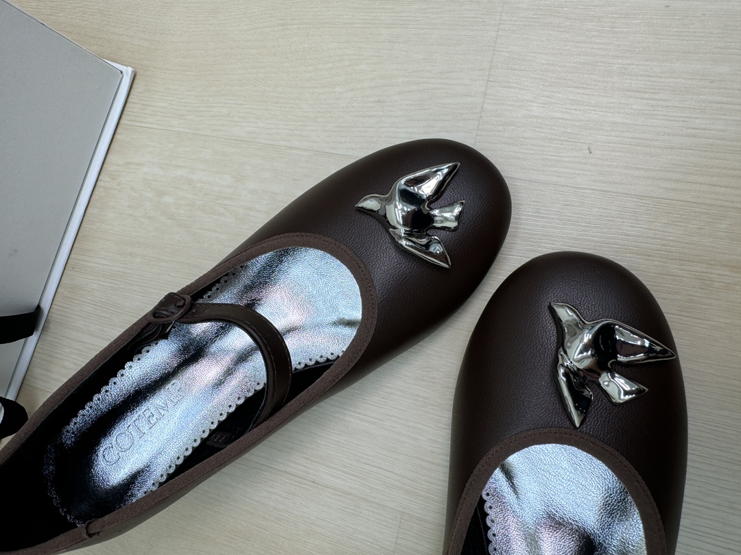 Summary: Unique Shoes with Metal Details and Mary Jane Style, Enhanced by Light P700 Technology and Gold Accents. - 图片 4