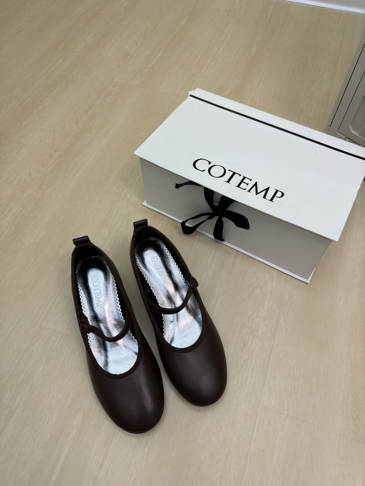 Summary: Unique Shoes with Metal Details and Mary Jane Style, Enhanced by Light P700 Technology and Gold Accents. - 图片 6