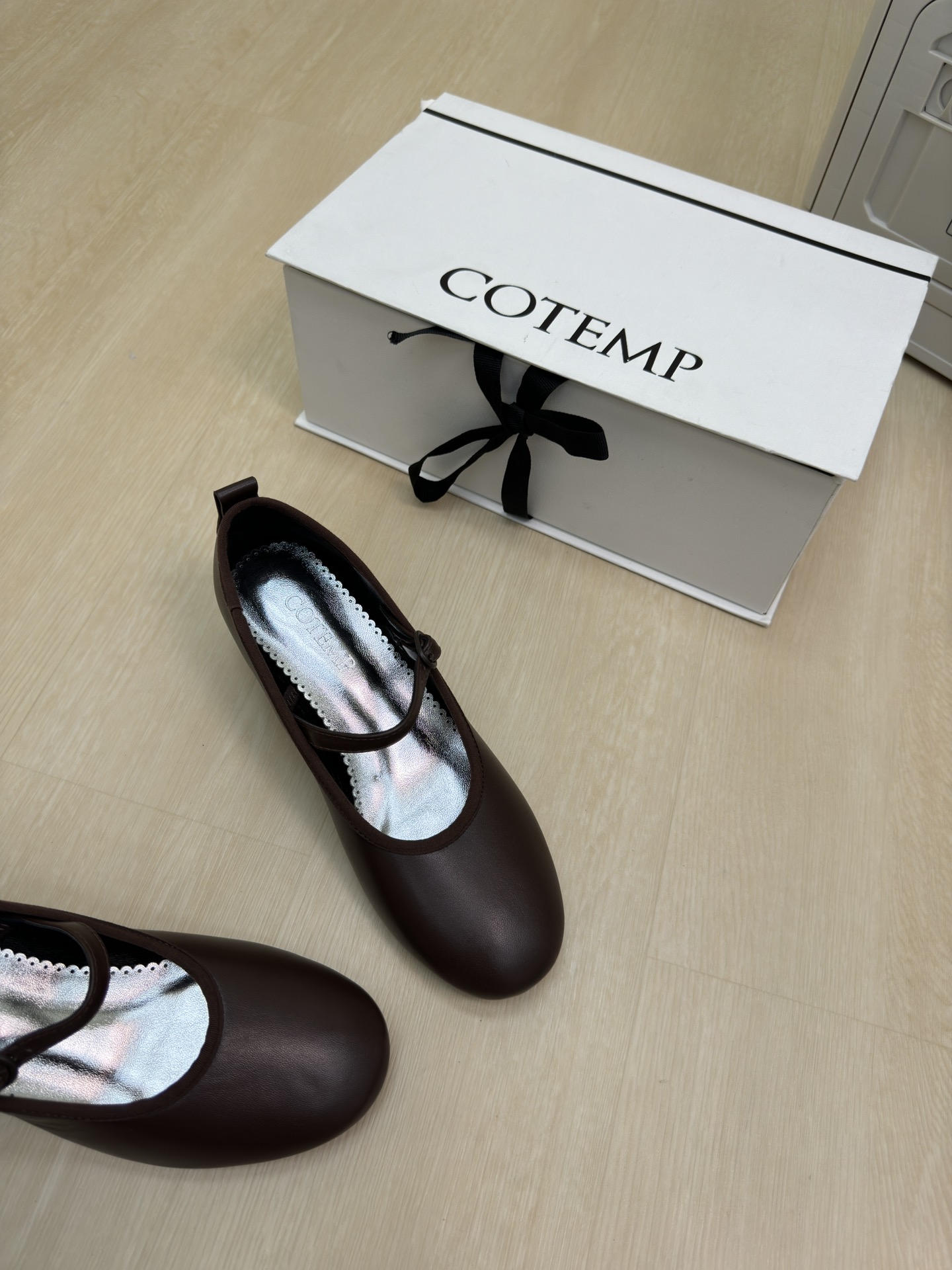 Summary: Unique Shoes with Metal Details and Mary Jane Style, Enhanced by Light P700 Technology and Gold Accents. - 图片 9