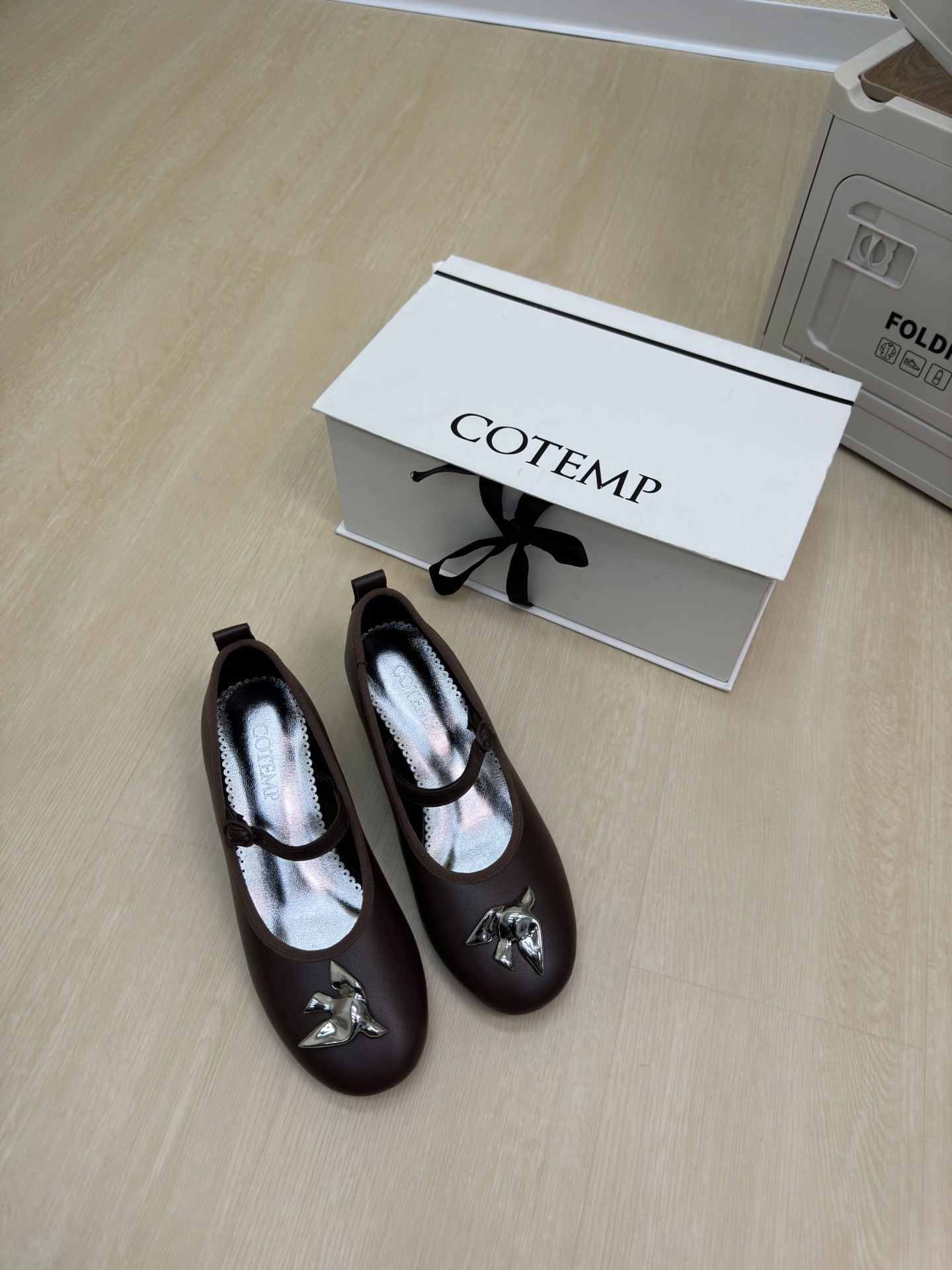 Summary: Unique Shoes with Metal Details and Mary Jane Style, Enhanced by Light P700 Technology and Gold Accents. - 图片 2