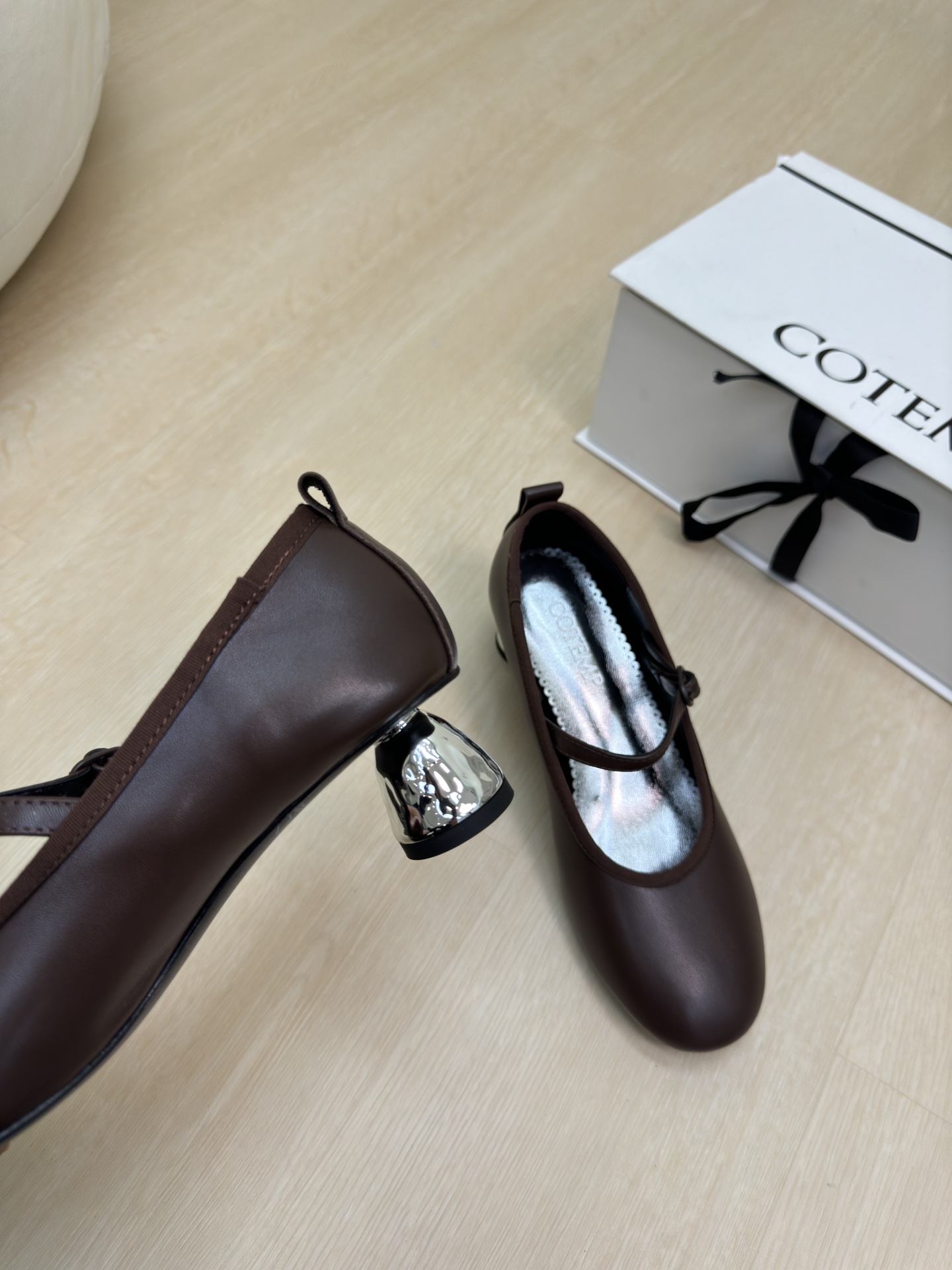 Summary: Unique Shoes with Metal Details and Mary Jane Style, Enhanced by Light P700 Technology and Gold Accents. - 图片 8