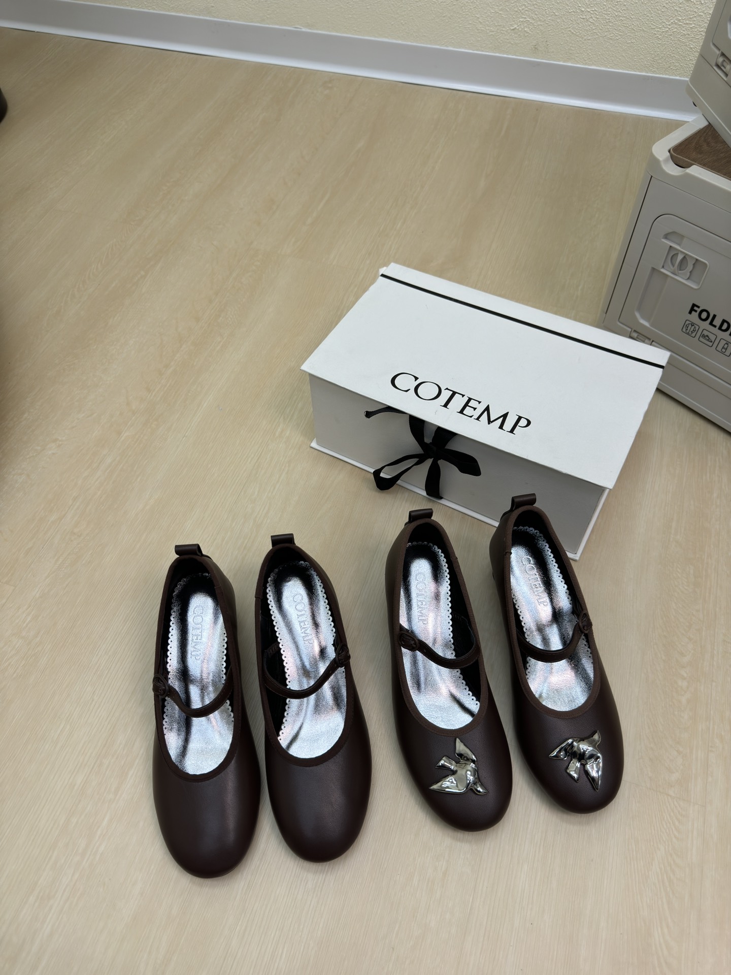 Summary: Unique Shoes with Metal Details and Mary Jane Style, Enhanced by Light P700 Technology and Gold Accents.