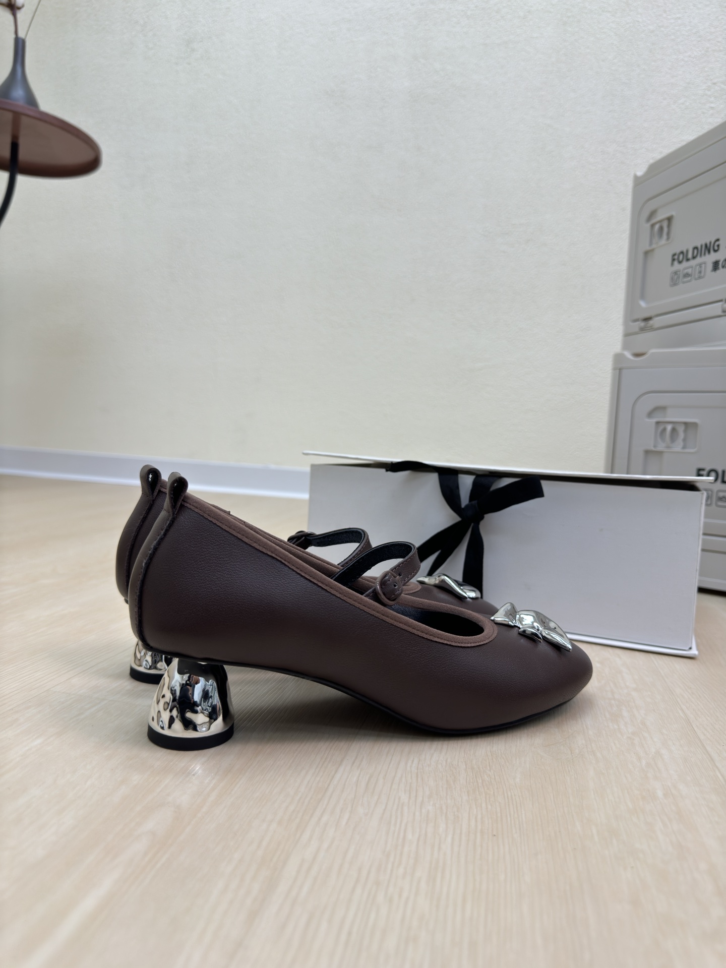 Summary: Unique Shoes with Metal Details and Mary Jane Style, Enhanced by Light P700 Technology and Gold Accents. - 图片 3