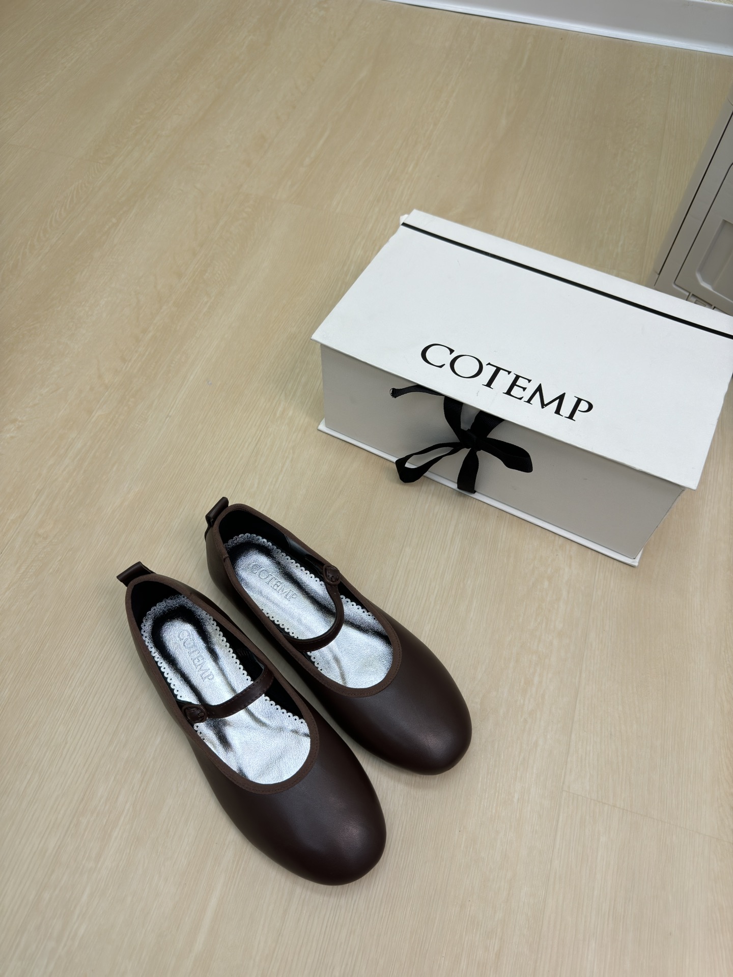 “Mary Jane’s CoTemp Sole Shoe: Glamorous, Strong, Original Design with Gold Details” - 图片 6