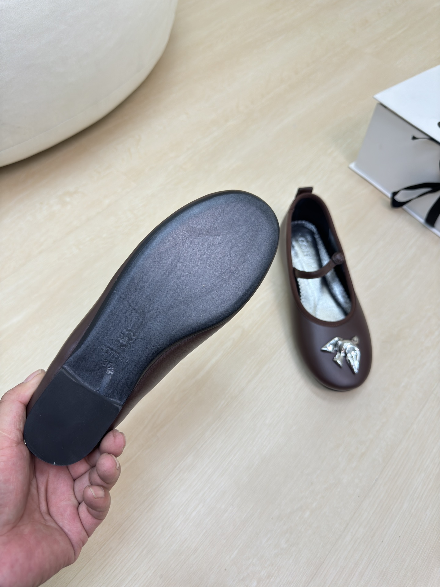 “Mary Jane’s CoTemp Sole Shoe: Glamorous, Strong, Original Design with Gold Details” - 图片 4