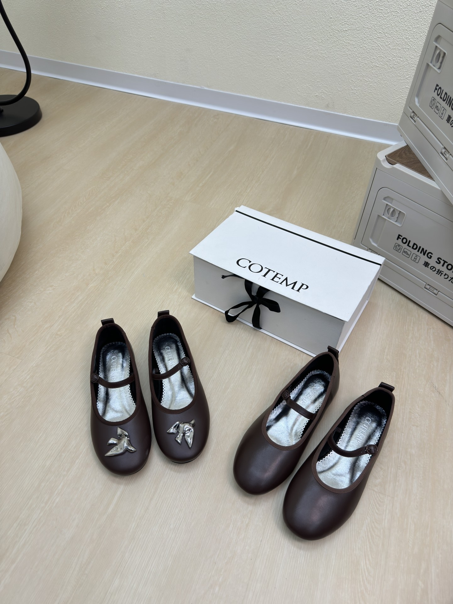 “Mary Jane’s CoTemp Sole Shoe: Glamorous, Strong, Original Design with Gold Details”