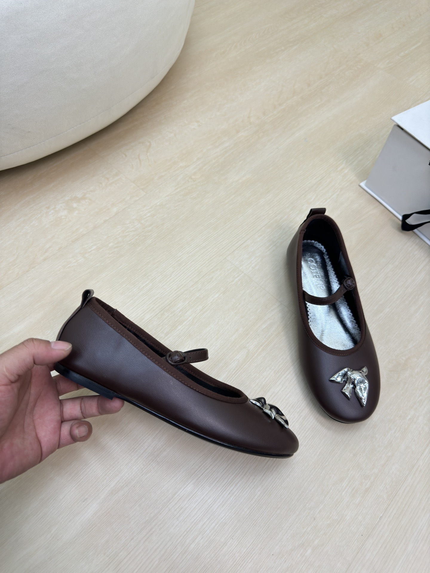 “Mary Jane’s CoTemp Sole Shoe: Glamorous, Strong, Original Design with Gold Details” - 图片 3