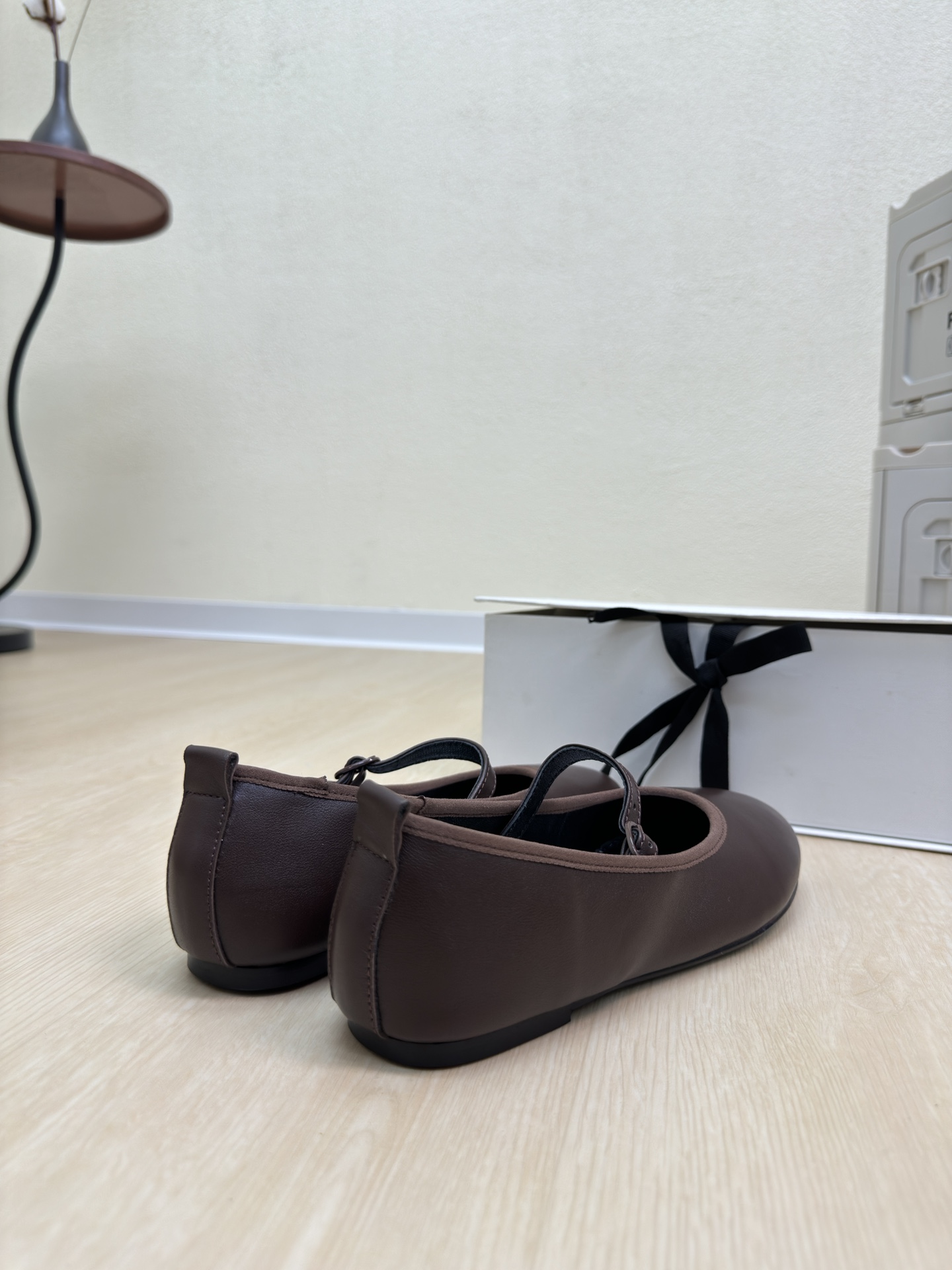 “Mary Jane’s CoTemp Sole Shoe: Glamorous, Strong, Original Design with Gold Details” - 图片 8