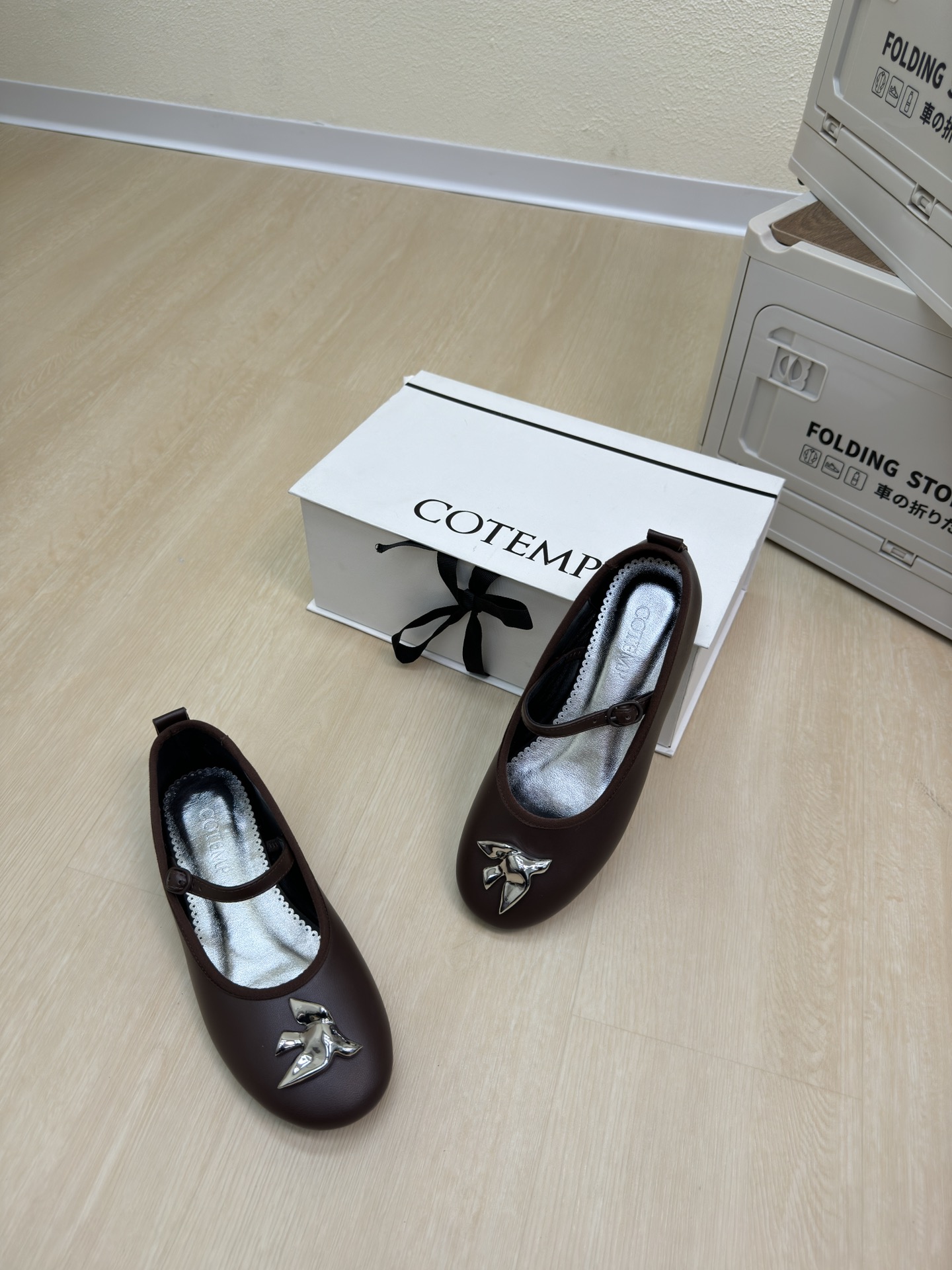 “Mary Jane’s CoTemp Sole Shoe: Glamorous, Strong, Original Design with Gold Details” - 图片 5