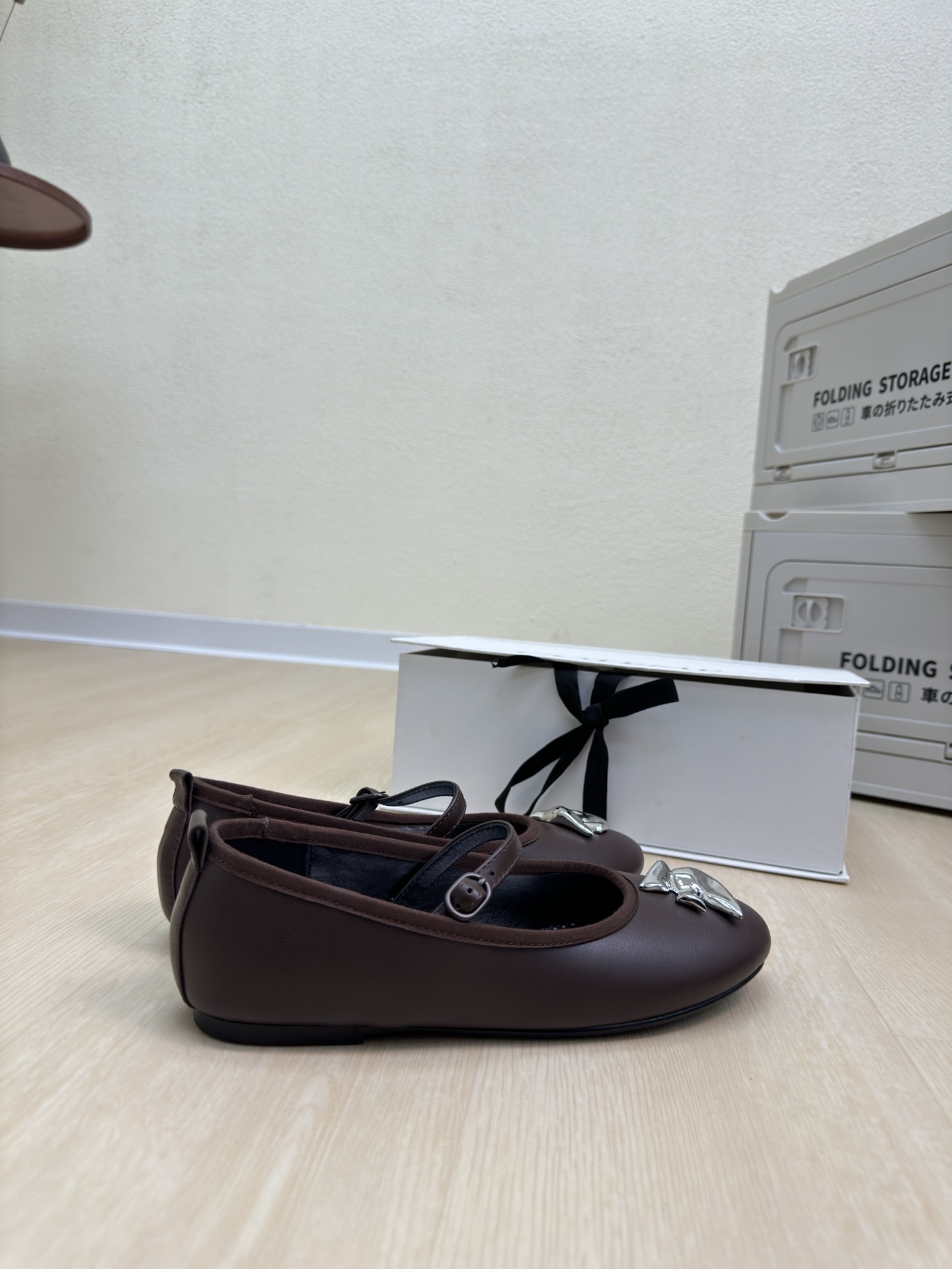 “Mary Jane’s CoTemp Sole Shoe: Glamorous, Strong, Original Design with Gold Details” - 图片 9