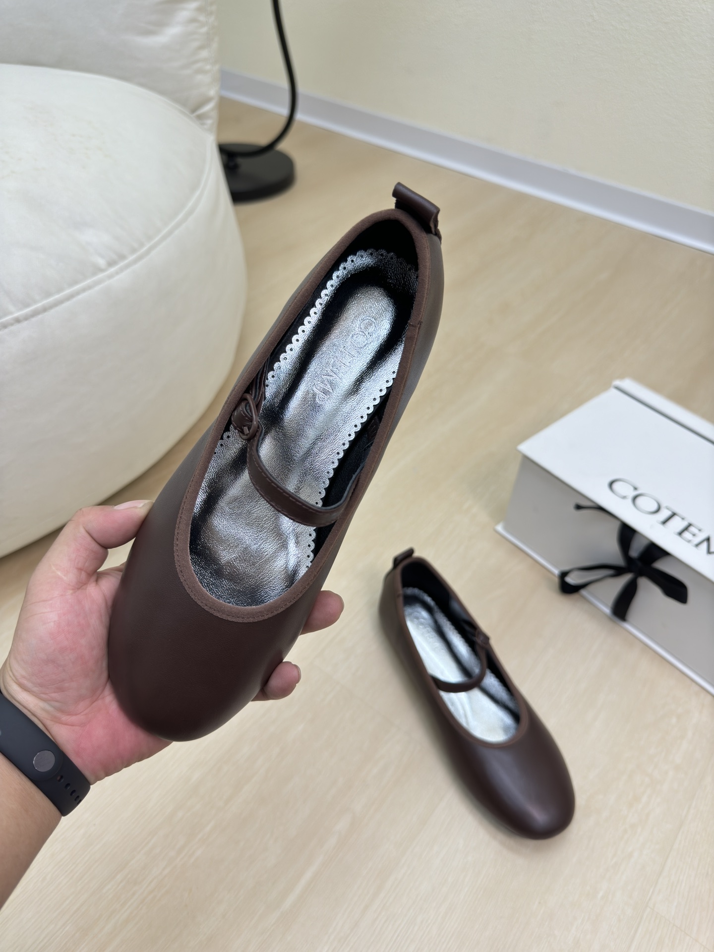 “Mary Jane’s CoTemp Sole Shoe: Glamorous, Strong, Original Design with Gold Details” - 图片 7