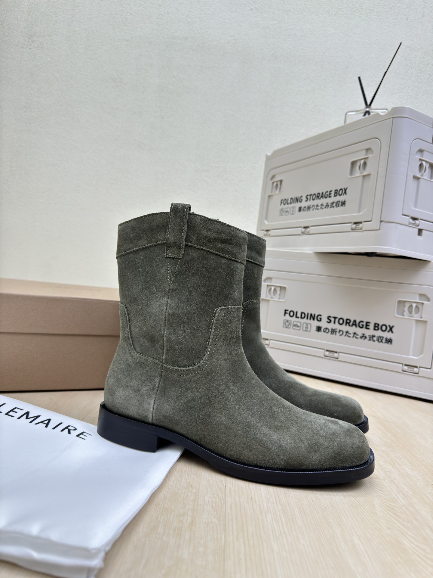 NO:490289,Knight boots Lemaire comes from Paris, France. Designer brand. Women's shoes. Toe-layer reverse velvet leather. Leather heel. Full grade. Dark green. Anti-slip sole design. The skin is divided into pieces, with a looming charm. The addition of elastic elements injects more rebellious and power into the exquisite shoe body, showing a slim but never weak posture. Original leather sole 34 35 36 37 38 39 40 41 (34 40 41 customized) Configure original packaging, boots, boots, cowhide, Leather soles19860909骑士靴 Lemaire 来自法国巴黎 设计师品牌 女鞋 头层反绒牛皮 真皮包跟 档次满满  深绿 防滑大底设计 将肌肤分割成块面,有着若隐若现的魅力. 弹力 元素的加入为精致的鞋体注入更多反叛和力量,展现出纤薄但绝不柔弱的姿态. 原版真皮大底 34 35 36 37 38 39 40 41（34 40 41 定制） 配置原版包装,靴子,boots,cowhide,Leather soles,Women's Shoes