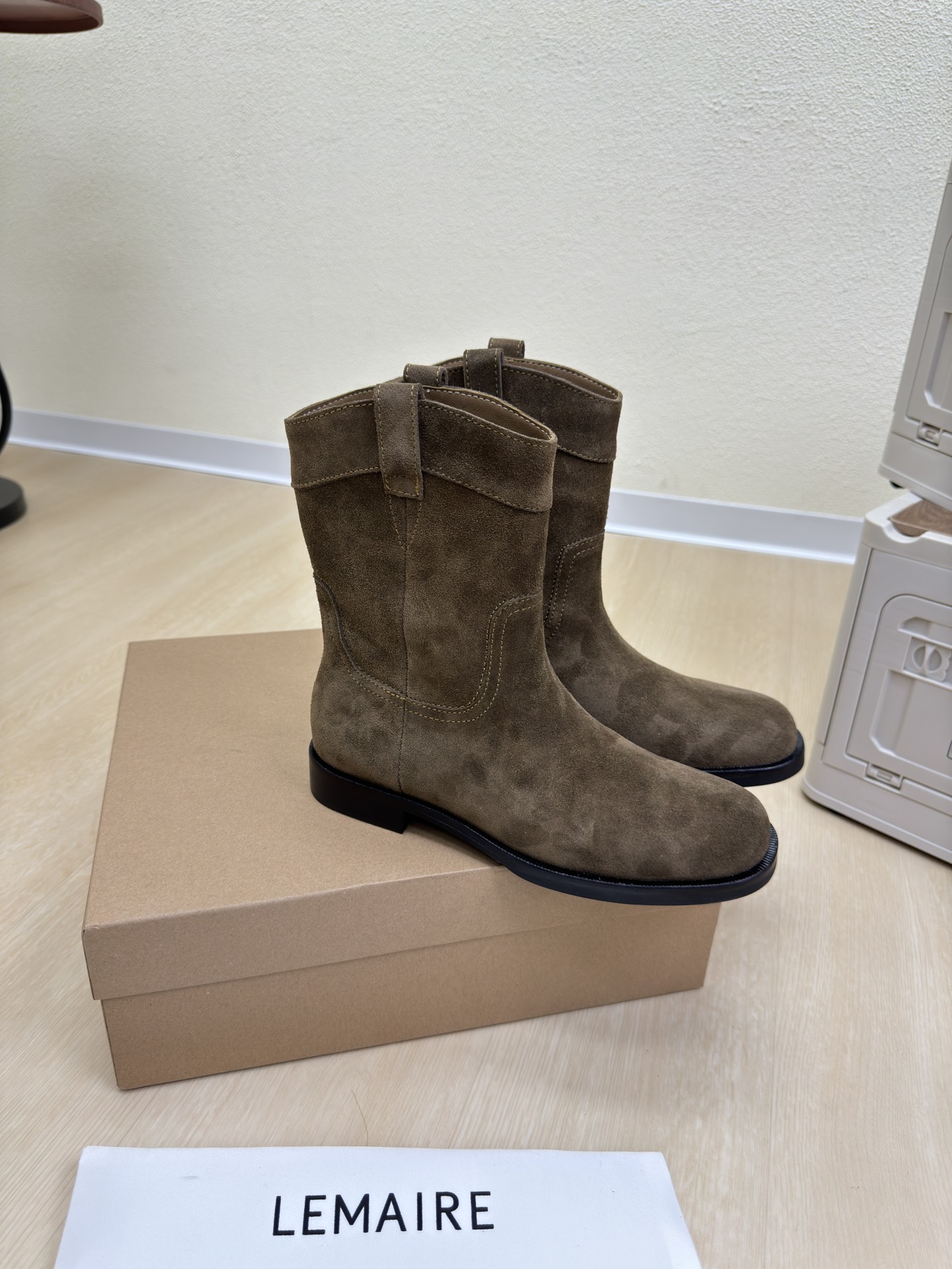 NO:490299,Knight boots Lemaire is from Paris, France. Designer brand. Women's shoes. Toe-layer reverse velvet leather. Leather heel. Full of grade. Camel color. Anti-slip sole design. The skin is divided into pieces, with a looming charm. The addition of elastic elements injects more rebellion and strength into the exquisite shoe body, showing a slim but never weak posture. Original leather sole 34 35 36 37 38 39 40 41 (34 40 41 customized) Configure original packaging, boots, boots, cowhide, Leather soles19860909骑士靴 Lemaire 来自法国巴黎 设计师品牌 女鞋 头层反绒牛皮 真皮包跟 档次满满  驼色 防滑大底设计 将肌肤分割成块面,有着若隐若现的魅力. 弹力 元素的加入为精致的鞋体注入更多反叛和力量,展现出纤薄但绝不柔弱的姿态. 原版真皮大底 34 35 36 37 38 39 40 41（34 40 41 定制） 配置原版包装,靴子,boots,cowhide,Leather soles,Women's Shoes