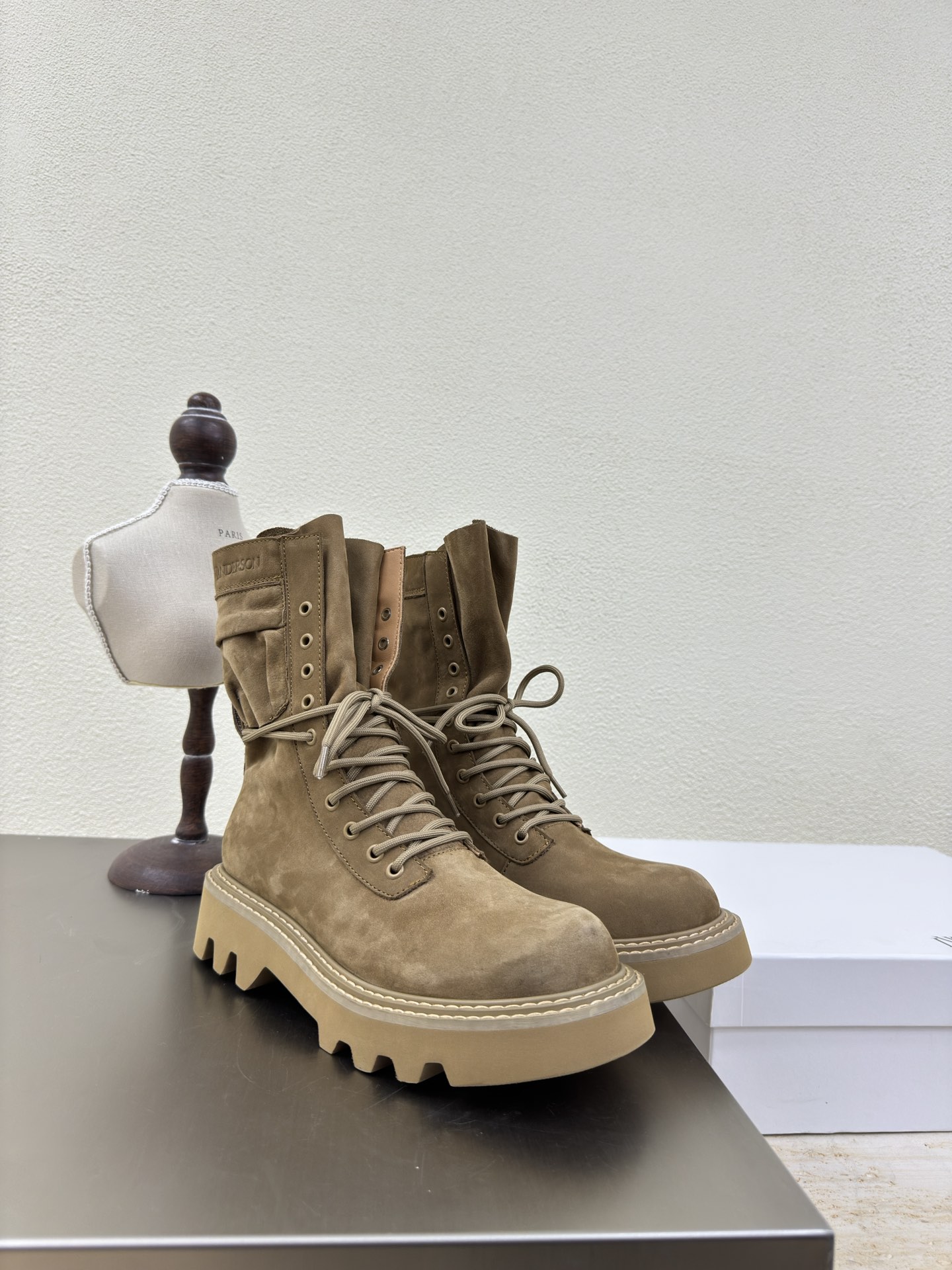 NO:490245,Hiking boots J W Designer brand Women's shoes Toe matte cowhide Cowhide leather Heel Full of grade Apricot color Mountaineering series Anti-slip sole design has a looming charm. The addition of elements injects more rebellion and strength into the exquisite shoe body, showing a slim but never weak posture. Original leather sole 34 35 36 37 38 39 40 41 (34 40 41 Customized) Configure original packaging, boots, boots, cowhide, Leather soles19860909登山靴 J W 设计师品牌 女鞋 头层磨砂 牛皮 真皮包跟 档次满满  杏色 登山系列 防滑大底设计 有着若隐若现的魅力. 元素的加入为精致的鞋体注入更多反叛和力量,展现出纤薄但绝不柔弱的姿态. 原版真皮大底 34 35 36 37 38 39 40 41（34 40 41 定制） 配置原版包装,靴子,boots,cowhide,Leather soles,Women's Shoes