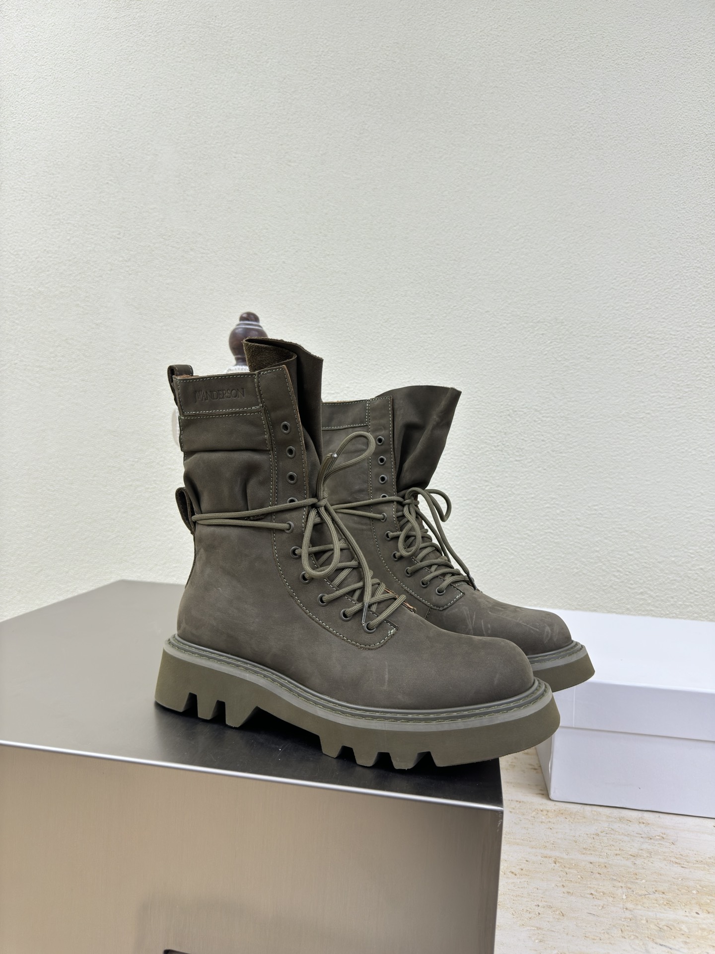 NO:490252,Hiking boots J W Designer brand Women's shoes Toe-layer matte cowhide leather genuine leather heel Full of grade Military green mountaineering series Anti-slip sole design has a looming charm. The addition of elements injects more rebellion and strength into the exquisite shoe body, showing a slim but never weak posture. Original leather outsole 34 35 36 37 38 39 40 41 (34 40 41 Customized) Configure original packaging, boots, boots, cowhide, Leather soles19860909登山靴 J W 设计师品牌 女鞋 头层磨砂 牛皮 真皮包跟 档次满满  军绿色登山系列 防滑大底设计 有着若隐若现的魅力. 元素的加入为精致的鞋体注入更多反叛和力量,展现出纤薄但绝不柔弱的姿态. 原版真皮大底 34 35 36 37 38 39 40 41（34 40 41 定制） 配置原版包装,靴子,boots,cowhide,Leather soles,Women's Shoes