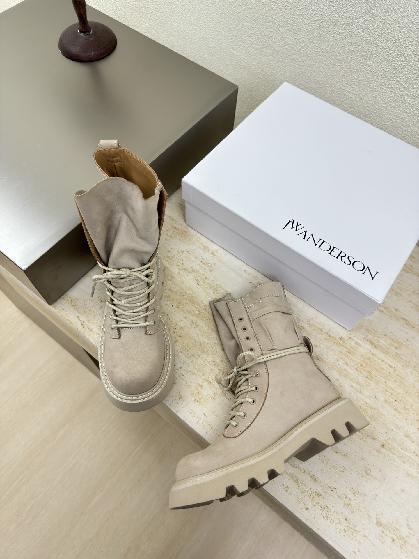 NO:490259,Hiking boots J W Designer brand Women's shoes Toe-layer matte cowhide leather leather heel Full of grade Sand color mountaineering series Anti-slip sole design has a looming charm. The addition of elements injects more rebellion and strength into the exquisite shoe body, showing a slim but never weak posture. Original leather sole 34 35 36 37 38 39 40 41 (34 40 41 Customized) Configure original packaging, boots, boots, cowhide, Leather soles19860909登山靴 J W 设计师品牌 女鞋 头层磨砂 牛皮 真皮包跟 档次满满  沙色登山系列 防滑大底设计 有着若隐若现的魅力. 元素的加入为精致的鞋体注入更多反叛和力量,展现出纤薄但绝不柔弱的姿态. 原版真皮大底 34 35 36 37 38 39 40 41（34 40 41 定制） 配置原版包装,靴子,boots,cowhide,Leather soles,Women's Shoes