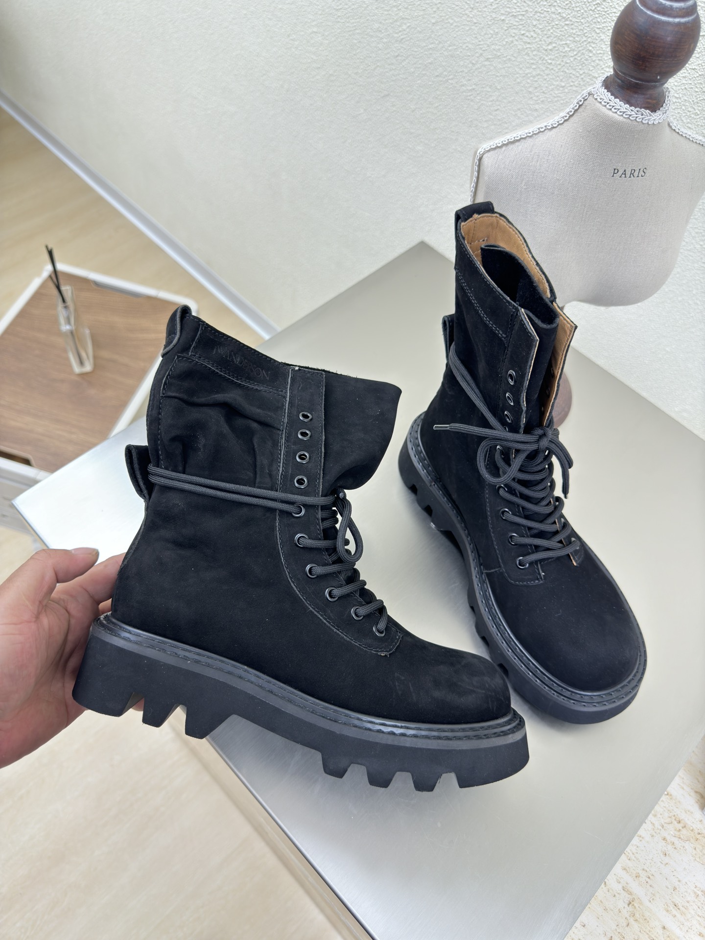 NO:490264,Hiking boots J W Designer brand Women's shoes Toe matte cowhide Cowhide leather Heel Full of grade Black mountaineering series Anti-slip sole design has a looming charm. The addition of elements injects more rebellion and strength into the exquisite shoe body, showing a slim but never weak posture. Original leather sole 34 35 36 37 38 39 40 41 (34 40 41 Customized) Configure original packaging, boots, boots, cowhide, Leather soles19860909登山靴 J W 设计师品牌 女鞋 头层磨砂 牛皮 真皮包跟 档次满满  黑色登山系列 防滑大底设计 有着若隐若现的魅力. 元素的加入为精致的鞋体注入更多反叛和力量,展现出纤薄但绝不柔弱的姿态. 原版真皮大底 34 35 36 37 38 39 40 41（34 40 41 定制） 配置原版包装,靴子,boots,cowhide,Leather soles,Women's Shoes