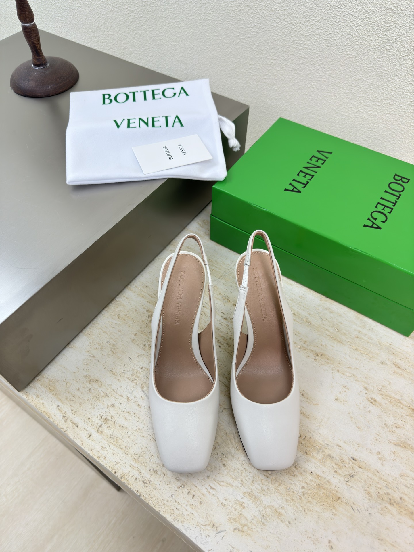 NO:227236,Baotou hollow series knot rope heel BV Knot series metal heel slippers high heel items ~ Original heel 8.5cm 1-to-one stainless steel white calfskin This square-toed slipper is the latest bv ceiling 5 colors and versatile metal twist heels specially adopt special craftsmanship to ensure stability and durability, eliminating psychological shadows, durability and comfort, simple design High-quality calfskin fabric, footbed sheepskin inner comfortable and high-end, the sole is Italian genuine leather outsole & injection rubber process, light dyeing process, benchmarking and matching version, original packaging, shoe bags are printed with glue logo technology, the highest end of the market, hot melt glue is used to shape the toe, heel is easy to rebound and not deform, high heel series, gilding craft, upper car line is selected from Italian computer needle car, fine workmanship, original packaging, three-in-one box, treat customers sincerely 34 35 36  37 38 39 40 41 42 (34 40 41 42 Customized), Sandals, bottega veneta, sandals, slippers, cowhide, sheepskin, Leather soles19860909包头后空系列 结绳跟 BV Knot系列金属跟拖鞋高跟单品~ 原版跟 8.5cm 一比一精钢材质  白色小牛皮 这款方头拖鞋简直bv最新天花板啦 5彩色百搭 金属麻花跟 为了稳固耐穿特意采用特殊工艺 消除心理阴影 耐穿舒适 简约设计  面料选用优质小牛皮 垫脚羊皮内里舒适高端 大底选用意大利真皮大底&注塑橡胶工艺 运用轻染工艺 对标对版 选用原版包装 鞋子布袋采用印胶logo工艺 市场最高端 采用热熔胶定型鞋头 后跟 易回弹不变形 高跟系列 鎏金工艺 鞋面车线选用意大利电脑针车 做工精细 选用原版包装 三合一盒子 真心对待客人 34 35 36 37 38 39 40 41 42 （34 40 41 42定制）,凉鞋,bottega veneta,sandals,slippers,cowhide,sheepskin,Leather soles,Women's Shoes