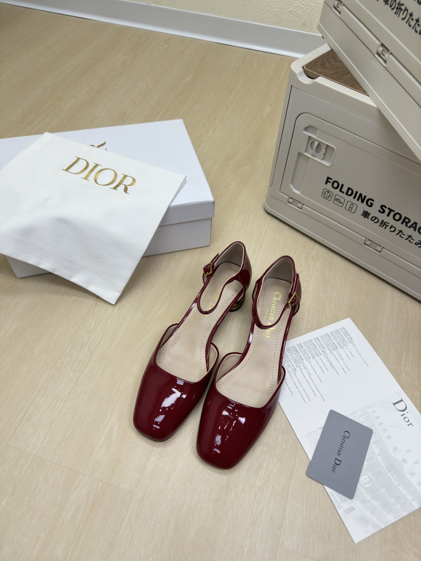 NO:459420,CD bamboo cage heel hollow square toe shoes, original consistent, high version, full texture, shoe shape upgraded to the ultimate foot feeling, super beautiful, indispensable fashion items this year, D-DOLL series classic pearl accessories are fashionable and versatile, full of girlishness, more joyful, hardware inlay craftsmanship, original outsole printed with brand logo, decoration matched with a little bit of hourly wear. Flat sole versatile. Sheepskin footbed and inner color choice Italian leather outsole gilded Size 34 35 36 37 38 39 40 41 42 (34 40 41 42 Customized size) With original packaging, high heels, sandals, high heels, sheepskin, Leather soles19860909CD竹笼跟 中空方头鞋 原版一致  高版 质感满满 鞋型升级到极致脚感 超级美 今年必不可少的时尚单品 D-DOLL系列经典珍珠配饰时髦又百搭,少女感十足 欣喜不止一点点 五金镶嵌工艺  原版大底印有品牌logo,装饰搭配有一点点小时装.平底百搭.  羊皮垫脚和内里  颜色选择 意大利真皮大底 鎏金 码数34 35 36 37 38 39 40 41 42 （34 40 41 42 定做码数） 配原版包装,高跟鞋凉鞋,sandals,high heels,sheepskin,Leather soles,Women's Shoes