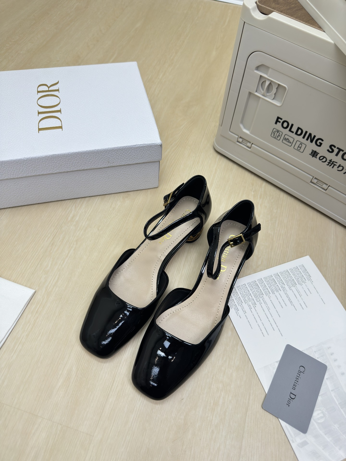 NO:459427,CD bamboo cage heel hollow square toe shoes, original consistent, black calf patent leather, high version, full texture, shoe shape upgraded to the ultimate foot feeling, super beauty, indispensable fashion items this year, D-DOLL series classic pearl accessories are fashionable and versatile, full of girlishness, more joyful, hardware inlay craftsmanship, original outsole printed with brand logo, decoration matched with a little bit of hourly wear. Flat sole versatile. Sheepskin footbed and inner color choice Italian leather outsole gilded Size 34 35 36 37 38 39 40 41 42 (34 40 41 42 Customized size) With original packaging, high heels, sandals, high heels, sheepskin, Leather soles19860909CD竹笼跟 中空方头鞋 原版一致 黑色小牛漆皮 高版 质感满满 鞋型升级到极致脚感 超级美 今年必不可少的时尚单品 D-DOLL系列经典珍珠配饰时髦又百搭,少女感十足 欣喜不止一点点 五金镶嵌工艺  原版大底印有品牌logo,装饰搭配有一点点小时装.平底百搭.  羊皮垫脚和内里  颜色选择 意大利真皮大底 鎏金 码数34 35 36 37 38 39 40 41 42 （34 40 41 42 定做码数） 配原版包装,高跟鞋凉鞋,sandals,high heels,sheepskin,Leather soles,Women's Shoes