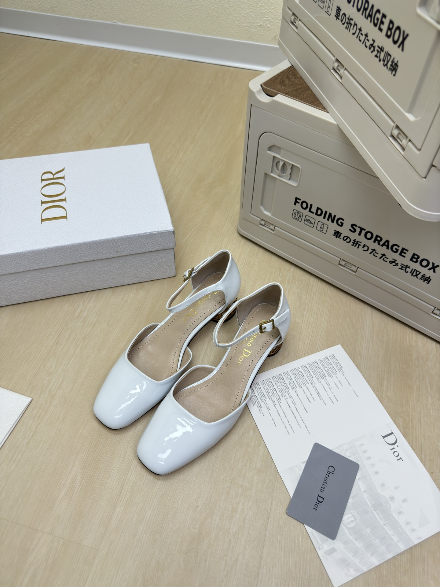 NO:459434,CD bamboo cage heel hollow square toe shoes, original consistent, white calf patent leather, high version, full texture, shoe shape upgraded to the ultimate foot feeling, super beautiful, indispensable fashion items this year, D-DOLL series classic pearl accessories are fashionable and versatile, full of girlishness, more joyful, hardware inlay craftsmanship, original outsole printed with brand logo, decoration matched with a little bit of hourly wear. Flat sole versatile. Sheepskin footbed and inner color choice Italian leather outsole gilded Size 34 35 36 37 38 39 40 41 42 (34 40 41 42 Customized size) With original packaging, high heels, sandals, high heels, sheepskin, Leather soles19860909CD竹笼跟 中空方头鞋 原版一致 白色小牛漆皮 高版 质感满满 鞋型升级到极致脚感 超级美 今年必不可少的时尚单品 D-DOLL系列经典珍珠配饰时髦又百搭,少女感十足 欣喜不止一点点 五金镶嵌工艺  原版大底印有品牌logo,装饰搭配有一点点小时装.平底百搭.  羊皮垫脚和内里  颜色选择 意大利真皮大底 鎏金 码数34 35 36 37 38 39 40 41 42 （34 40 41 42 定做码数） 配原版包装,高跟鞋凉鞋,sandals,high heels,sheepskin,Leather soles,Women's Shoes