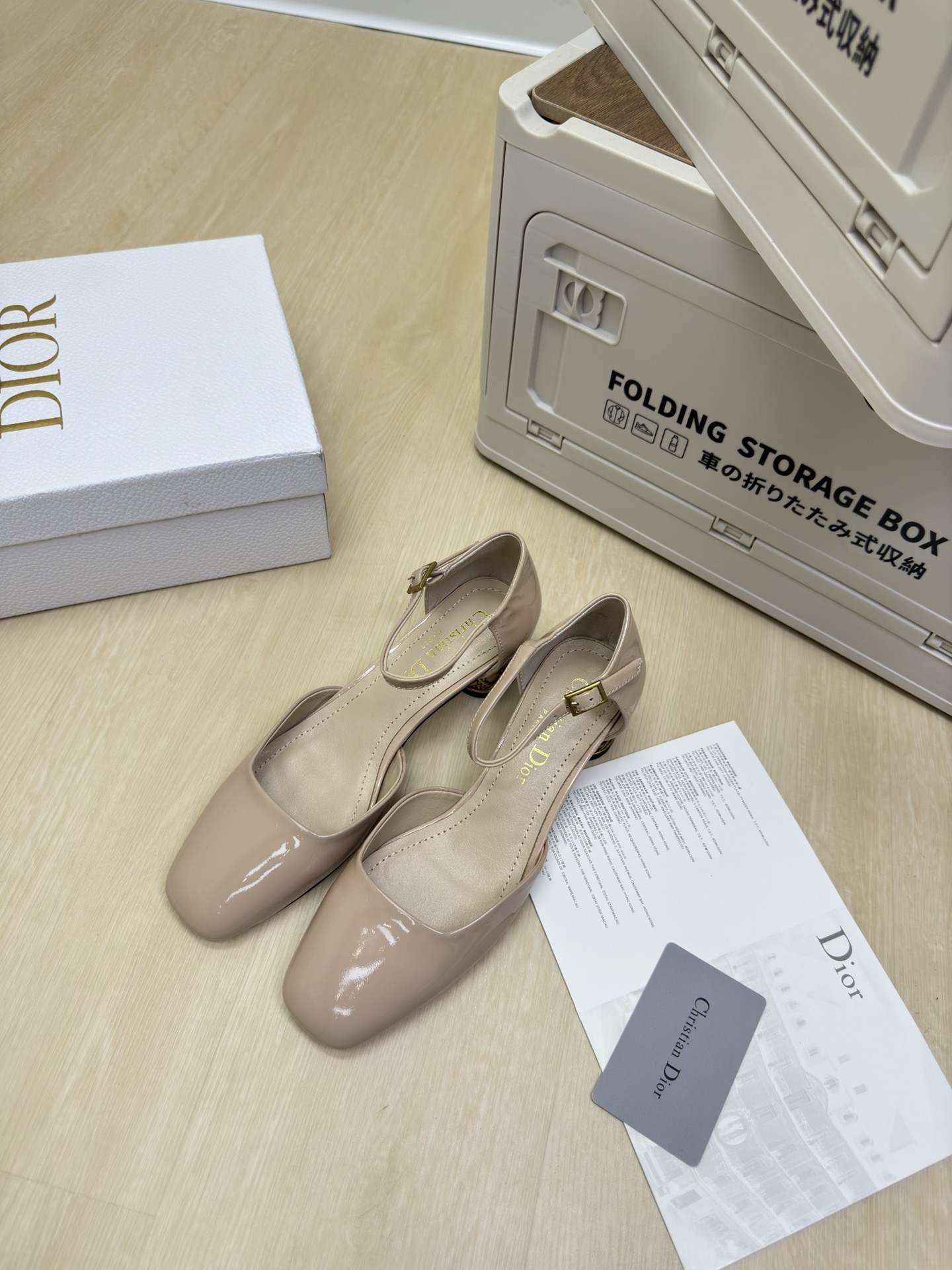 NO:459441,CD bamboo cage heel hollow square toe shoes original consistent Apricot color calf patent leather High version Full texture Shoe shape upgraded to the ultimate foot feeling Super beauty This year's essential fashion items D-DOLL series classic pearl accessories are fashionable and versatile, full of girlishness, more joyful, Hardware inlay craftsmanship The original outsole is printed with brand logo, the decoration is a little bit of hourly wear. Flat sole is versatile. Sheepskin footbed and inner color choice Italian leather outsole Gilded Size 34 35 36 37 38 39 40 41 42 (34 40 41 42 Customized size) With original packaging, high heels, sandals, high heels, sheepskin, Leather soles19860909CD竹笼跟 中空方头鞋 原版一致 杏色小牛漆皮 高版 质感满满 鞋型升级到极致脚感 超级美 今年必不可少的时尚单品 D-DOLL系列经典珍珠配饰时髦又百搭,少女感十足 欣喜不止一点点 五金镶嵌工艺  原版大底印有品牌logo,装饰搭配有一点点小时装.平底百搭.  羊皮垫脚和内里  颜色选择 意大利真皮大底 鎏金 码数34 35 36 37 38 39 40 41 42 （34 40 41 42 定做码数） 配原版包装,高跟鞋凉鞋,sandals,high heels,sheepskin,Leather soles,Women's Shoes