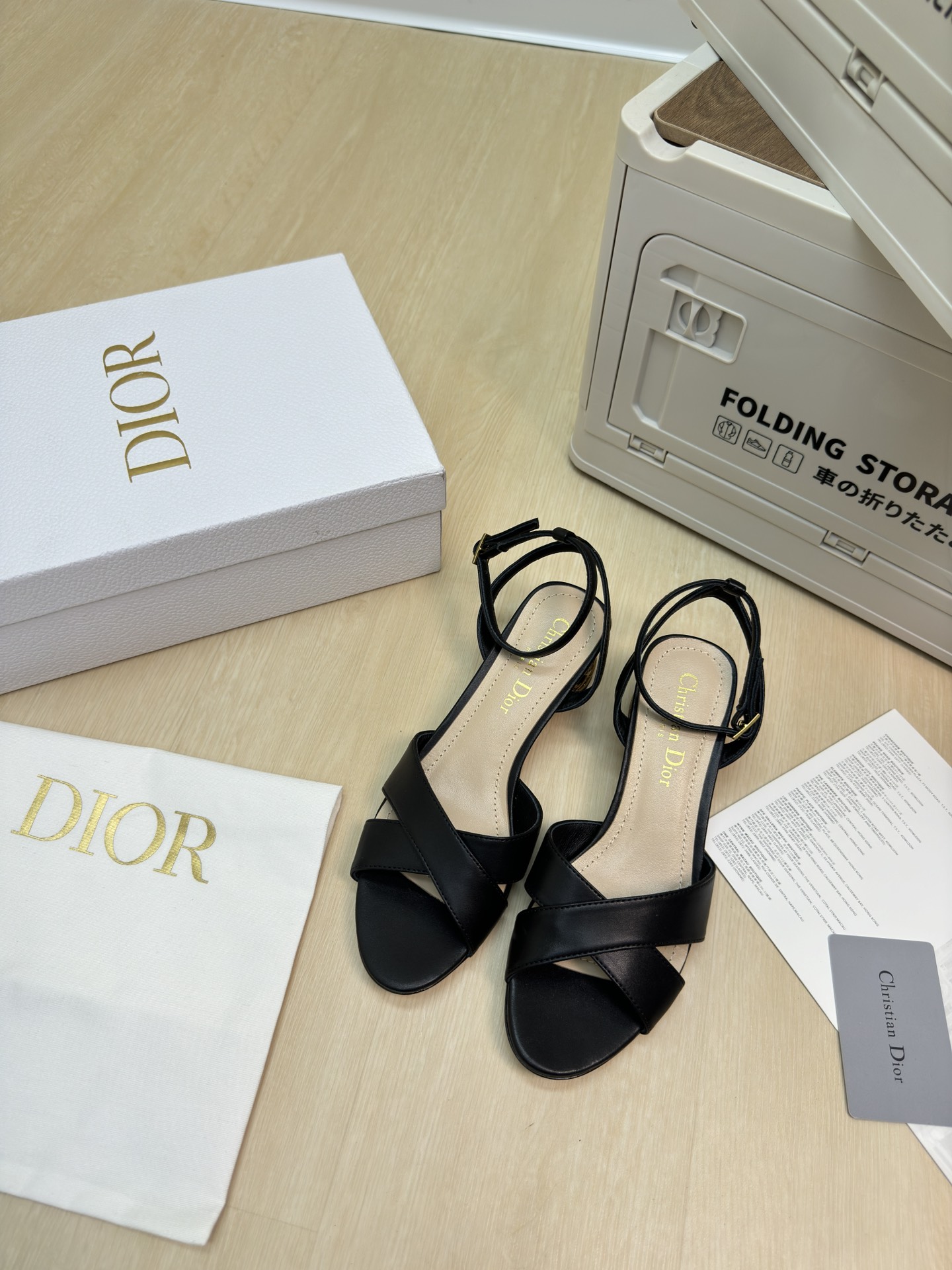 NO:459447,CD bamboo cage heel sandals original consistent high version full texture, shoe shape upgraded to the ultimate foot feeling, super beautiful, indispensable fashion items this year D-DOLL series classic pearl accessories are fashionable and versatile, full of girlishness, more joyful, hardware inlay craftsmanship The original outsole is printed with brand logo, the decoration is a little bit of hourly wear. Flat sole is versatile. Sheepskin footbed and inner color choice Italian leather outsole gilded Size 34 35 36 37 38 39 40 41 42 (34 40 41 42 Customized size) With original packaging, high heels, high heels, sheepskin, Leather soles19860909CD竹笼跟 凉鞋 原版一致  高版 质感满满 鞋型升级到极致脚感 超级美 今年必不可少的时尚单品 D-DOLL系列经典珍珠配饰时髦又百搭,少女感十足 欣喜不止一点点 五金镶嵌工艺  原版大底印有品牌logo,装饰搭配有一点点小时装.平底百搭.  羊皮垫脚和内里  颜色选择 意大利真皮大底 鎏金 码数34 35 36 37 38 39 40 41 42 （34 40 41 42 定做码数） 配原版包装,高跟鞋凉鞋,sandals,high heels,sheepskin,Leather soles,Women's Shoes