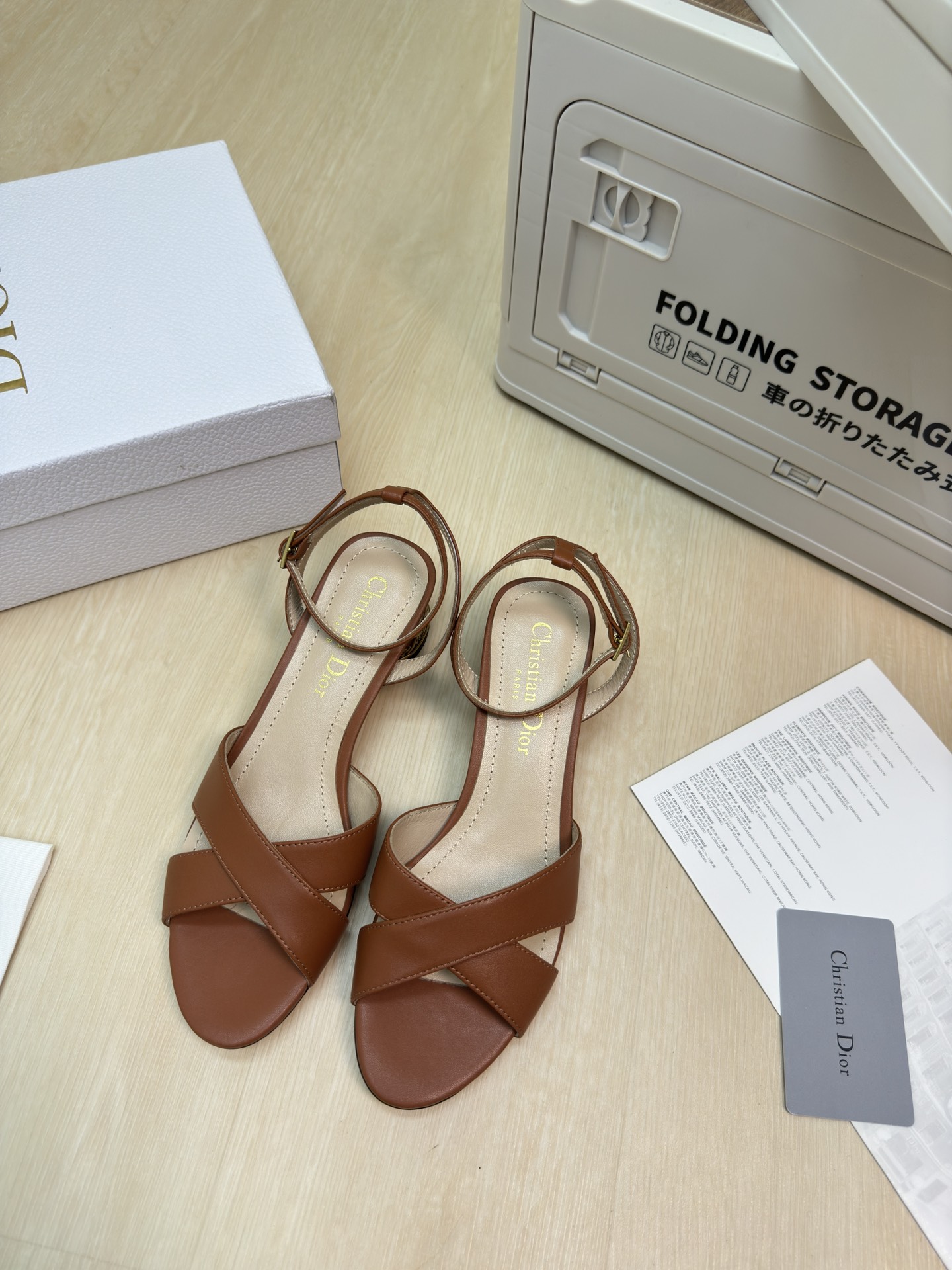 NO:459456,CD bamboo cage heel sandals original consistent brown high version full texture upgrade shoe shape to the ultimate foot feeling super beauty This year's essential fashion items D-DOLL series classic pearl accessories are fashionable and versatile, full of girlishness, and more joyful. Hardware inlay craftsmanship The original outsole is printed with brand logo, and the decoration is a little bit of hourly wear. Flat sole is versatile. Sheepskin footbed and inner color choice Italian leather outsole gilded Size 34 35 36 37 38 39 40 41 42 (34 40 41 42 Customized size) With original packaging, high heels, high heels, sheepskin, Leather soles19860909CD竹笼跟 凉鞋 原版一致 棕色 高版 质感满满 鞋型升级到极致脚感 超级美 今年必不可少的时尚单品 D-DOLL系列经典珍珠配饰时髦又百搭,少女感十足 欣喜不止一点点 五金镶嵌工艺  原版大底印有品牌logo,装饰搭配有一点点小时装.平底百搭.  羊皮垫脚和内里  颜色选择 意大利真皮大底 鎏金 码数34 35 36 37 38 39 40 41 42 （34 40 41 42 定做码数） 配原版包装,高跟鞋凉鞋,sandals,high heels,sheepskin,Leather soles,Women's Shoes