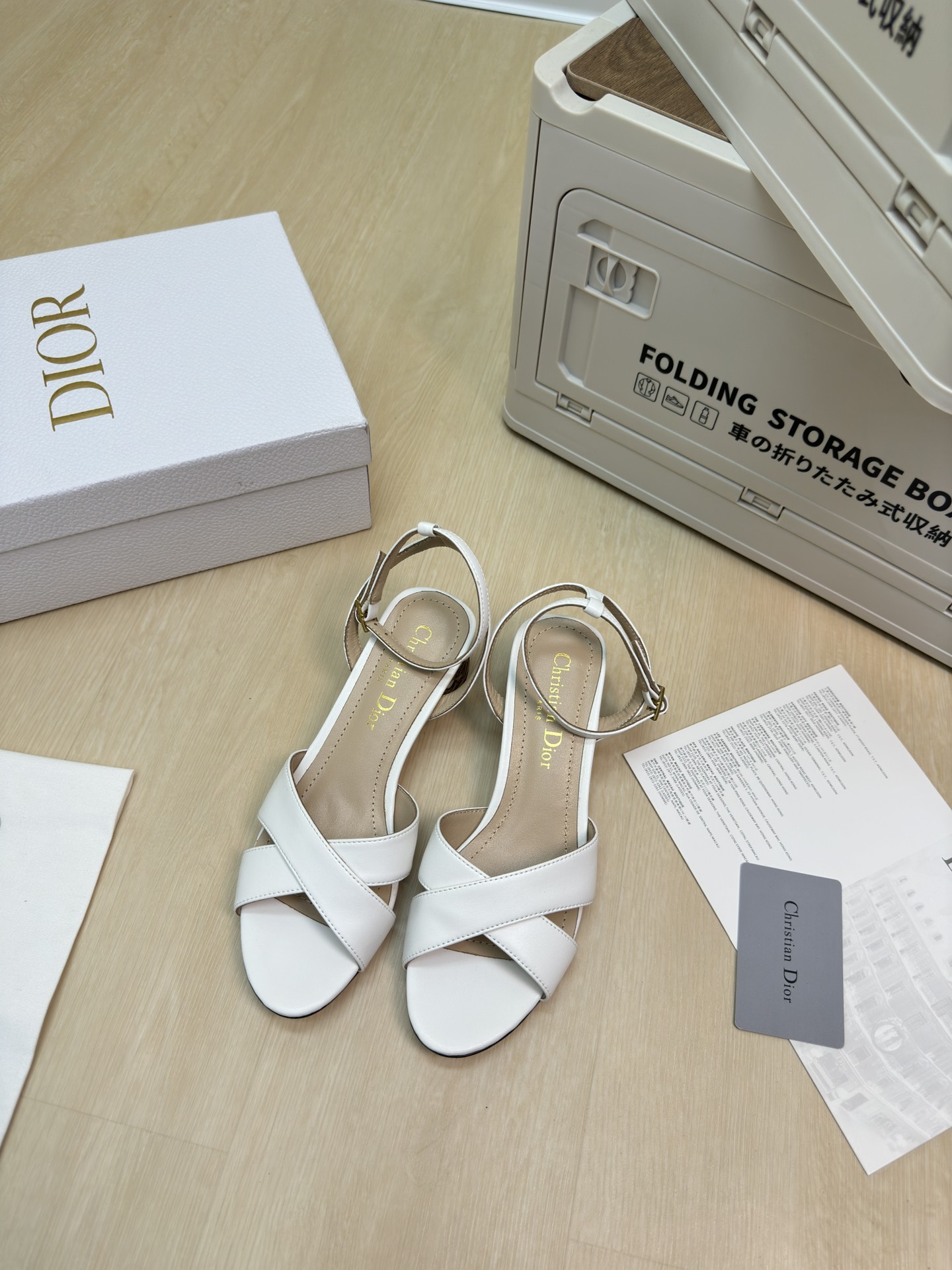 NO:459464,CD bamboo cage heel sandals original consistent white high version full texture, shoe shape upgraded to the ultimate foot feeling, super beautiful, indispensable fashion items this year D-DOLL series classic pearl accessories fashionable and versatile, full of girlishness, more joyful, hardware inlay craftsmanship The original outsole is printed with brand logo, the decoration is a little bit of hourly outfit. Flat sole is versatile. Sheepskin footbed and inner color choice Italian leather outsole gilded Size 34 35 36 37 38 39 40 41 42 (34 40 41 42 Customized size) With original packaging, high heels, high heels, sheepskin, Leather soles19860909CD竹笼跟 凉鞋 原版一致 白色 高版 质感满满 鞋型升级到极致脚感 超级美 今年必不可少的时尚单品 D-DOLL系列经典珍珠配饰时髦又百搭,少女感十足 欣喜不止一点点 五金镶嵌工艺  原版大底印有品牌logo,装饰搭配有一点点小时装.平底百搭.  羊皮垫脚和内里  颜色选择 意大利真皮大底 鎏金 码数34 35 36 37 38 39 40 41 42 （34 40 41 42 定做码数） 配原版包装,高跟鞋凉鞋,sandals,high heels,sheepskin,Leather soles,Women's Shoes