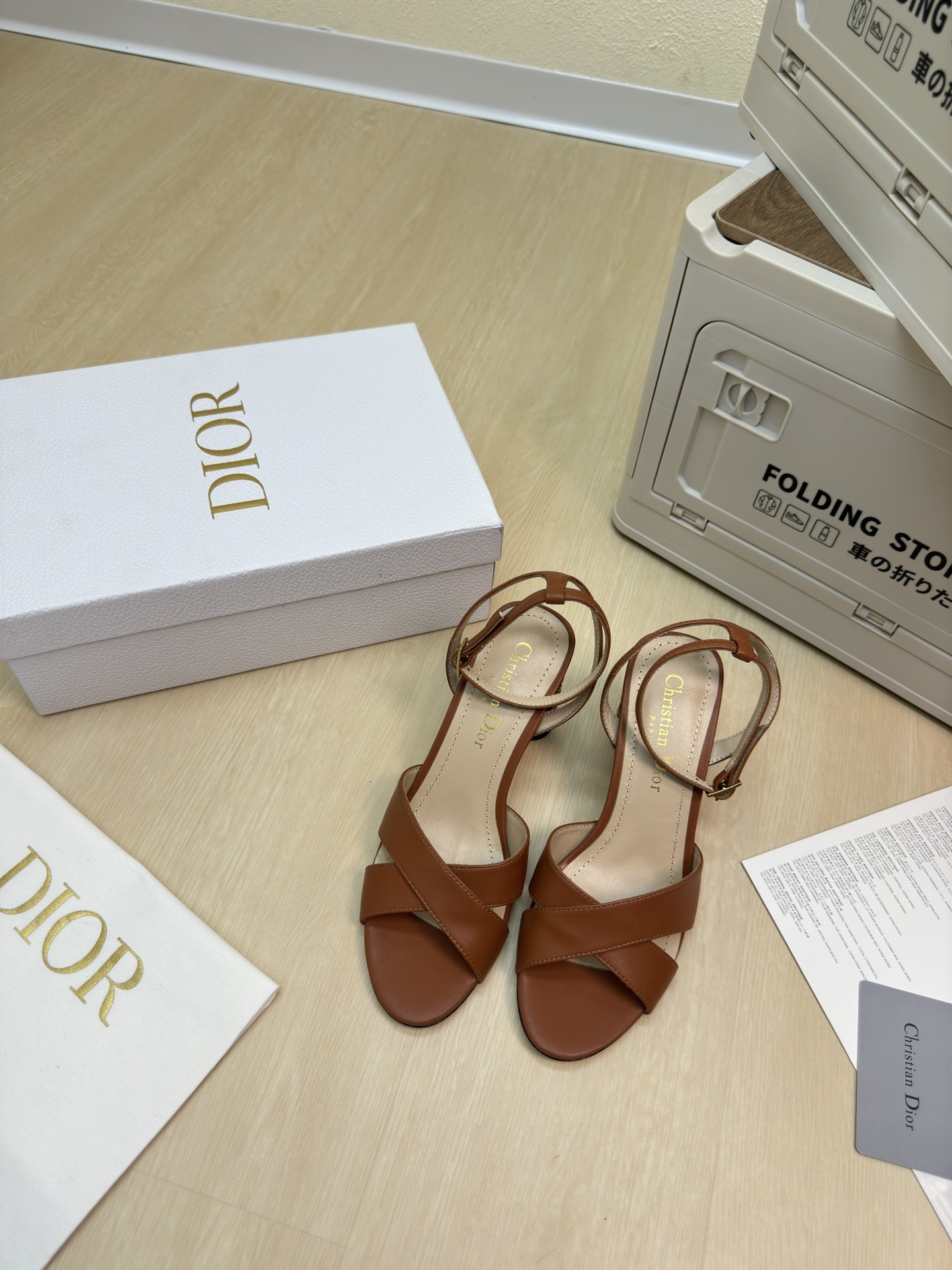 NO:459469,High heels CD bamboo cage heels sandals original consistent high version full texture, shoe shape upgraded to the ultimate foot feeling, super beautiful, indispensable fashion items this year D-DOLL series classic pearl accessories fashionable and versatile, full of girlishness, more joyful, hardware inlay craftsmanship The original outsole is printed with brand logo, the decoration is a little bit of hourly wear. Flat sole is versatile. Sheepskin footbed and inner color choice Italian leather outsole gilded Size 34 35 36 37 38 39 40 41 42 (34 40 41 42 Customized size) With original packaging, high heels sandals, sandals, high heels, sheepskin, Leather soles19860909高跟 CD竹笼跟 凉鞋 原版一致  高版 质感满满 鞋型升级到极致脚感 超级美 今年必不可少的时尚单品 D-DOLL系列经典珍珠配饰时髦又百搭,少女感十足 欣喜不止一点点 五金镶嵌工艺  原版大底印有品牌logo,装饰搭配有一点点小时装.平底百搭.  羊皮垫脚和内里  颜色选择 意大利真皮大底 鎏金 码数34 35 36 37 38 39 40 41 42 （34 40 41 42 定做码数） 配原版包装,高跟鞋凉鞋,sandals,high heels,sheepskin,Leather soles,Women's Shoes