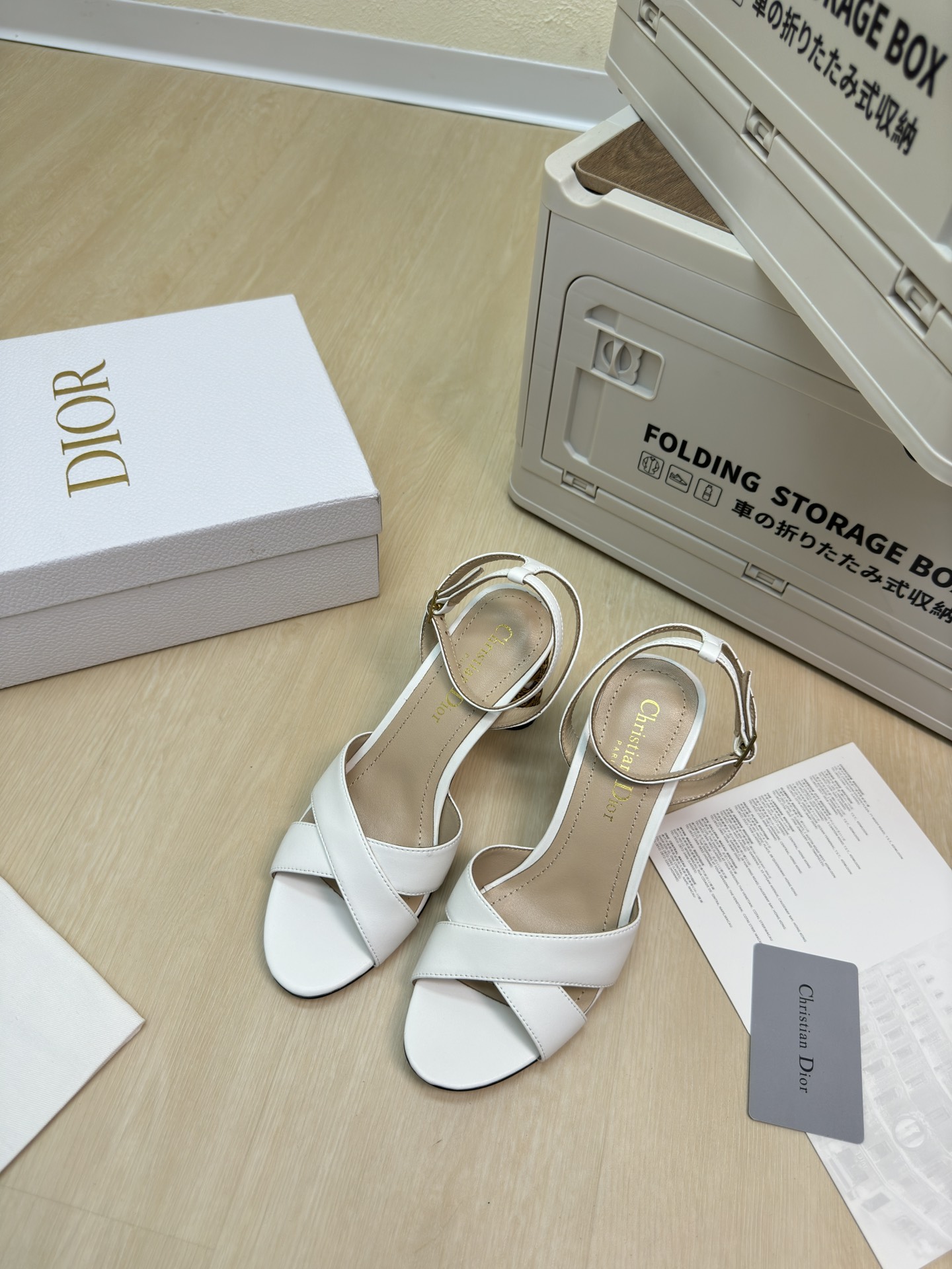 NO:459475,High heels CD bamboo cage heels sandals original consistent high version white full texture shoe shape upgrade to the ultimate foot feeling super beautiful This year's essential fashion items D-DOLL series classic pearl accessories are fashionable and versatile, full of girlishness, and more joyful. Hardware inlay craftsmanship The original outsole is printed with brand logo, and the decoration is a little bit of hourly wear. Flat sole is versatile. Sheepskin footbed and inner color choice Italian leather outsole gilded Size 34 35 36 37 38 39 40 41 42 (34 40 41 42 Customized size) With original packaging, high heels sandals, sandals, high heels, sheepskin, Leather soles19860909高跟 CD竹笼跟 凉鞋 原版一致  高版 白色 质感满满 鞋型升级到极致脚感 超级美 今年必不可少的时尚单品 D-DOLL系列经典珍珠配饰时髦又百搭,少女感十足 欣喜不止一点点 五金镶嵌工艺  原版大底印有品牌logo,装饰搭配有一点点小时装.平底百搭.  羊皮垫脚和内里  颜色选择 意大利真皮大底 鎏金 码数34 35 36 37 38 39 40 41 42 （34 40 41 42 定做码数） 配原版包装,高跟鞋凉鞋,sandals,high heels,sheepskin,Leather soles,Women's Shoes