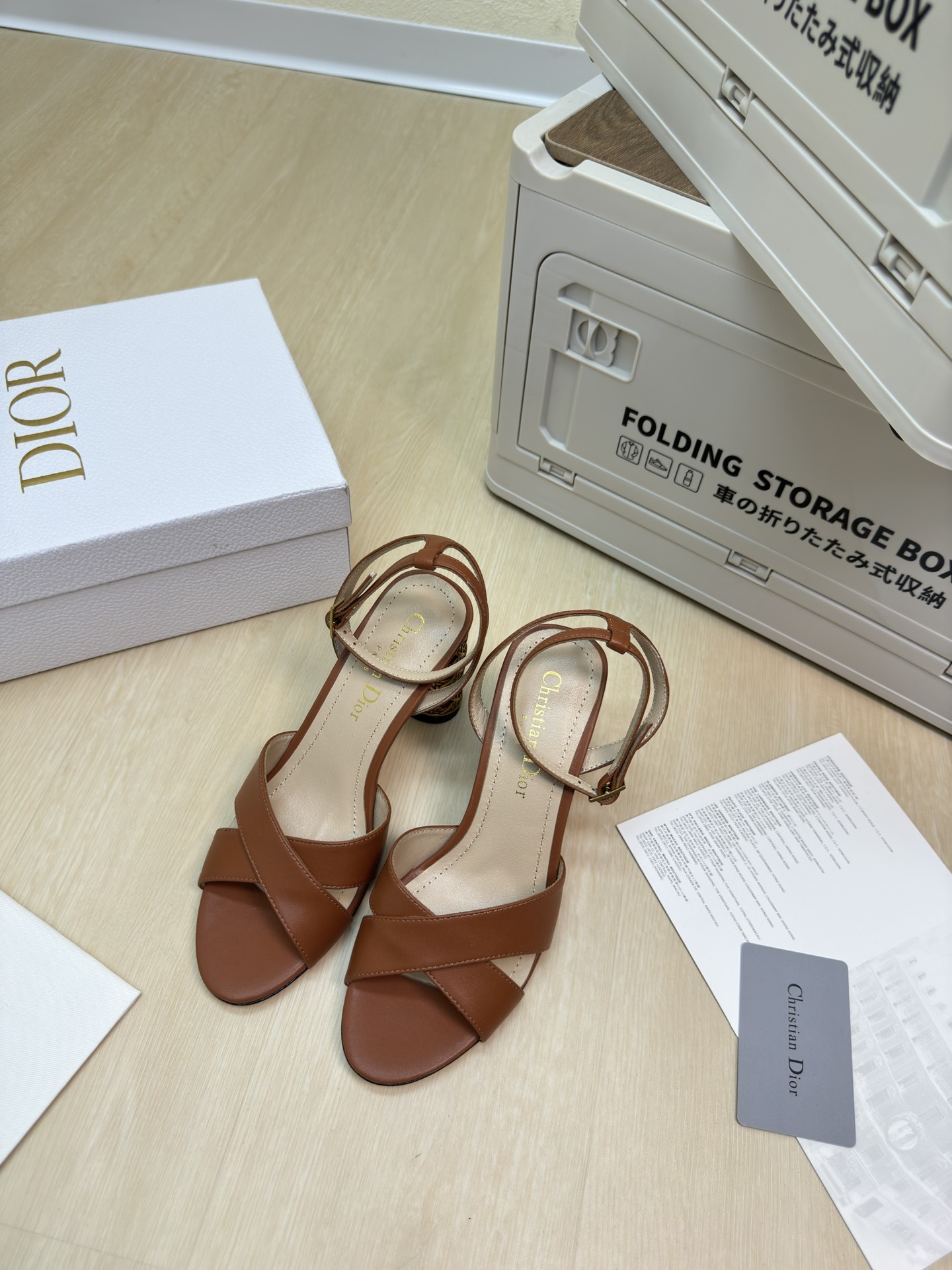 NO:459415,CD bamboo cage heel sandals original consistent brown high version full texture upgrade shoe shape to the ultimate foot feeling super beauty This year's essential fashion items D-DOLL series classic pearl accessories are fashionable and versatile, full of girlishness, and more joyful. Hardware inlay craftsmanship The original outsole is printed with brand logo, and the decoration is a little bit of hourly wear. Flat sole is versatile. Sheepskin footbed and inner color choice Italian leather outsole gilded Size 34 35 36 37 38 39 40 41 42 (34 40 41 42 Customized size) With original packaging, high heels, high heels, sheepskin, Leather soles19860909CD竹笼跟 凉鞋 原版一致 棕色 高版 质感满满 鞋型升级到极致脚感 超级美 今年必不可少的时尚单品 D-DOLL系列经典珍珠配饰时髦又百搭,少女感十足 欣喜不止一点点 五金镶嵌工艺  原版大底印有品牌logo,装饰搭配有一点点小时装.平底百搭.  羊皮垫脚和内里  颜色选择 意大利真皮大底 鎏金 码数34 35 36 37 38 39 40 41 42 （34 40 41 42 定做码数） 配原版包装,高跟鞋凉鞋,sandals,high heels,sheepskin,Leather soles,Women's Shoes