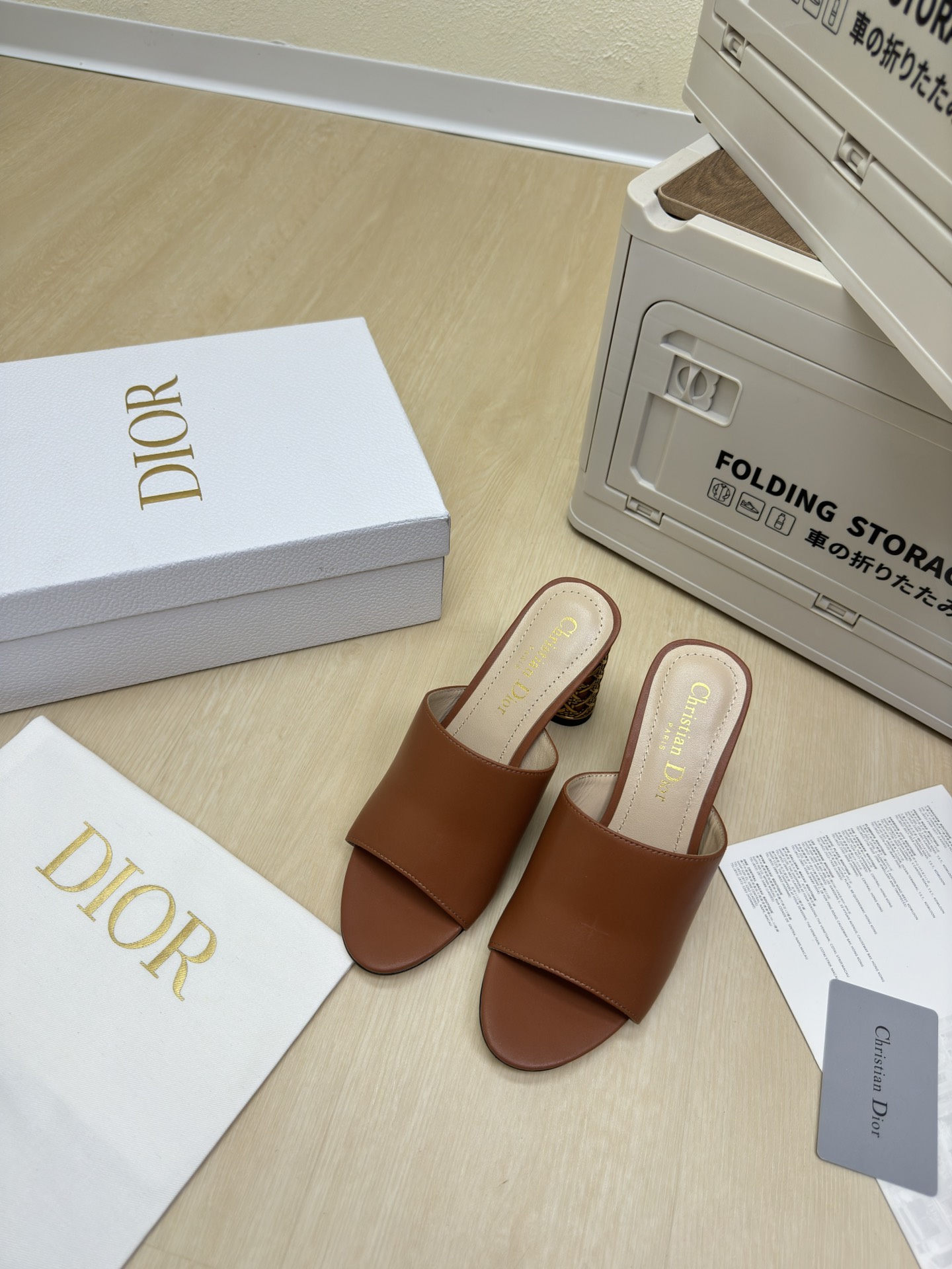 NO:459383,High heels, one piece of leather, slippers, CD bamboo cage heels, the original version is consistent, high version, full texture, the shoe shape is upgraded to the ultimate foot feeling, super beautiful, the indispensable fashion item this year, D-DOLL series classic pearl accessories are fashionable and versatile, full of girlishness, and more joyful. Hardware inlay craftsmanship The original outsole is printed with the brand logo, the decoration is a little bit of hourly wear. Flat sole is versatile. Sheepskin footbed and inner color choice Italian leather outsole Gilded Size 34 35 36 37 38 39 40 41 42 (34 40 41 42 Customized size) With original packaging, high heels, slippers, sheepskin, Leather soles19860909高跟 一块皮 拖鞋 CD竹笼跟 原版一致  高版 质感满满 鞋型升级到极致脚感 超级美 今年必不可少的时尚单品 D-DOLL系列经典珍珠配饰时髦又百搭,少女感十足 欣喜不止一点点 五金镶嵌工艺  原版大底印有品牌logo,装饰搭配有一点点小时装.平底百搭.  羊皮垫脚和内里  颜色选择 意大利真皮大底 鎏金 码数34 35 36 37 38 39 40 41 42 （34 40 41 42 定做码数） 配原版包装,高跟鞋拖鞋,high heels,slippers,sheepskin,Leather soles,Women's Shoes