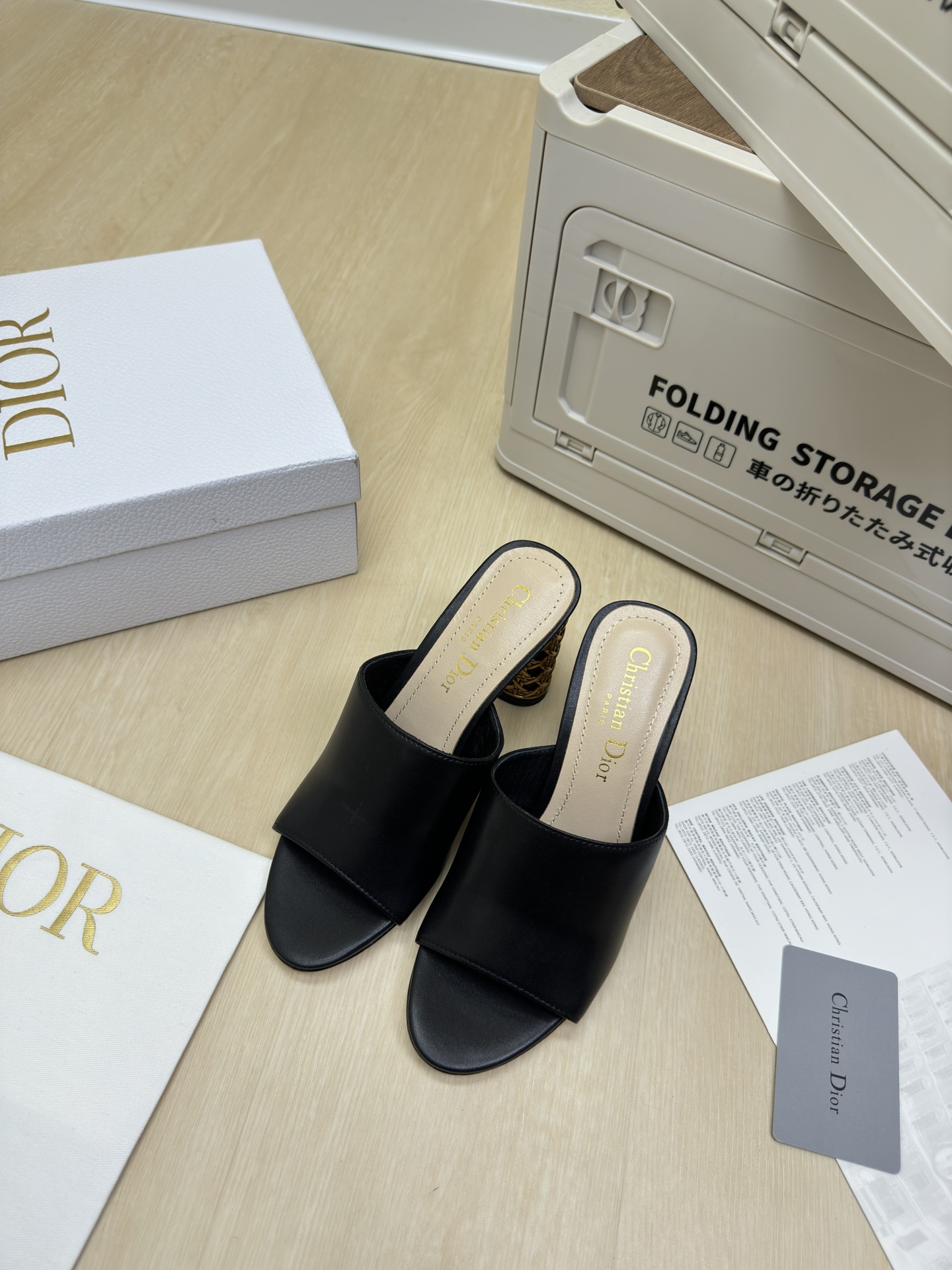 NO:459391,High heels, one piece of leather, slippers, CD bamboo cage heels, original consistent, black, high version, full texture, shoe shape upgraded to the ultimate foot feeling, super beautiful, indispensable fashion items this year, D-DOLL series classic pearl accessories are fashionable and versatile, full of girlishness, more joyful, hardware inlay craftsmanship, original outsole printed with brand logo, decoration matches with a little bit of hourly wear. Flat sole versatile. Sheepskin footbed and inner color choice Italian leather outsole gilded Size 34 35 36 37 38 39 40 41 42 (34 40 41 42 Customized size) With original packaging, high heels, slippers, sheepskin, Leather soles19860909高跟 一块皮 拖鞋 CD竹笼跟 原版一致 黑色 高版 质感满满 鞋型升级到极致脚感 超级美 今年必不可少的时尚单品 D-DOLL系列经典珍珠配饰时髦又百搭,少女感十足 欣喜不止一点点 五金镶嵌工艺  原版大底印有品牌logo,装饰搭配有一点点小时装.平底百搭.  羊皮垫脚和内里  颜色选择 意大利真皮大底 鎏金 码数34 35 36 37 38 39 40 41 42 （34 40 41 42 定做码数） 配原版包装,高跟鞋拖鞋,high heels,slippers,sheepskin,Leather soles,Women's Shoes