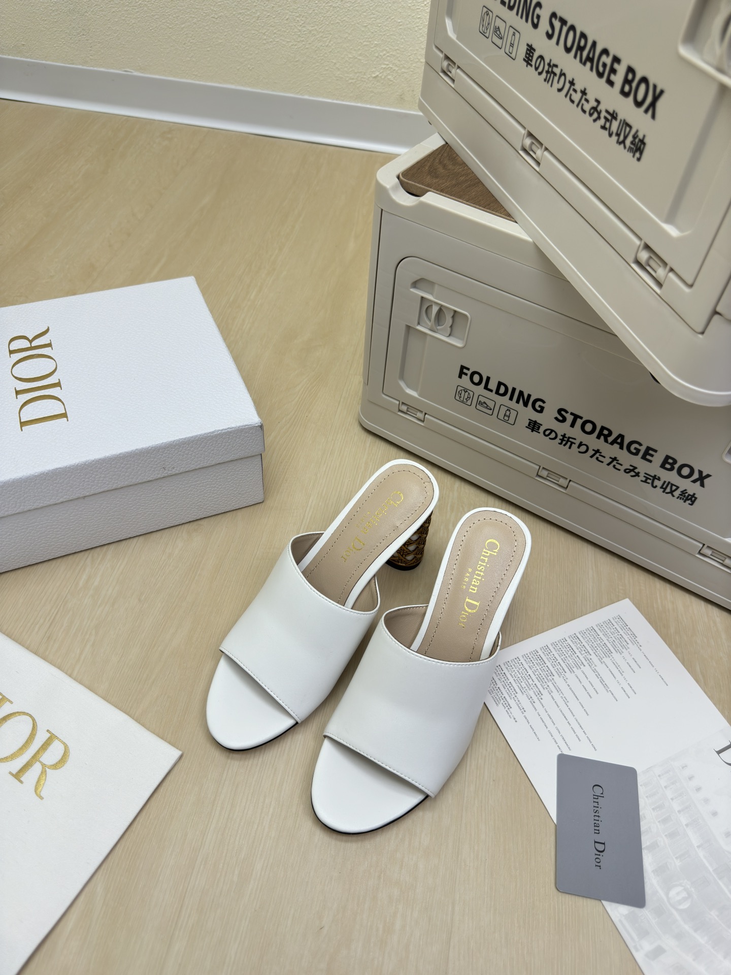 NO:459397,High heels, one piece of leather, slippers, CD bamboo cage heels, original consistent, white, high version, full texture, shoe shape upgraded to the ultimate foot feeling, super beautiful, indispensable fashion items this year, D-DOLL series classic pearl accessories are fashionable and versatile, full of girlishness, more joyful, hardware inlay craftsmanship, original outsole printed with brand logo, decoration matches with a little bit of hourly wear. Flat sole versatile. Sheepskin footbed and inner color choice Italian leather outsole gilded Size 34 35 36 37 38 39 40 41 42 (34 40 41 42 Customized size) With original packaging, high heels, slippers, sheepskin, Leather soles19860909高跟 一块皮 拖鞋 CD竹笼跟 原版一致 白色 高版 质感满满 鞋型升级到极致脚感 超级美 今年必不可少的时尚单品 D-DOLL系列经典珍珠配饰时髦又百搭,少女感十足 欣喜不止一点点 五金镶嵌工艺  原版大底印有品牌logo,装饰搭配有一点点小时装.平底百搭.  羊皮垫脚和内里  颜色选择 意大利真皮大底 鎏金 码数34 35 36 37 38 39 40 41 42 （34 40 41 42 定做码数） 配原版包装,高跟鞋拖鞋,high heels,slippers,sheepskin,Leather soles,Women's Shoes