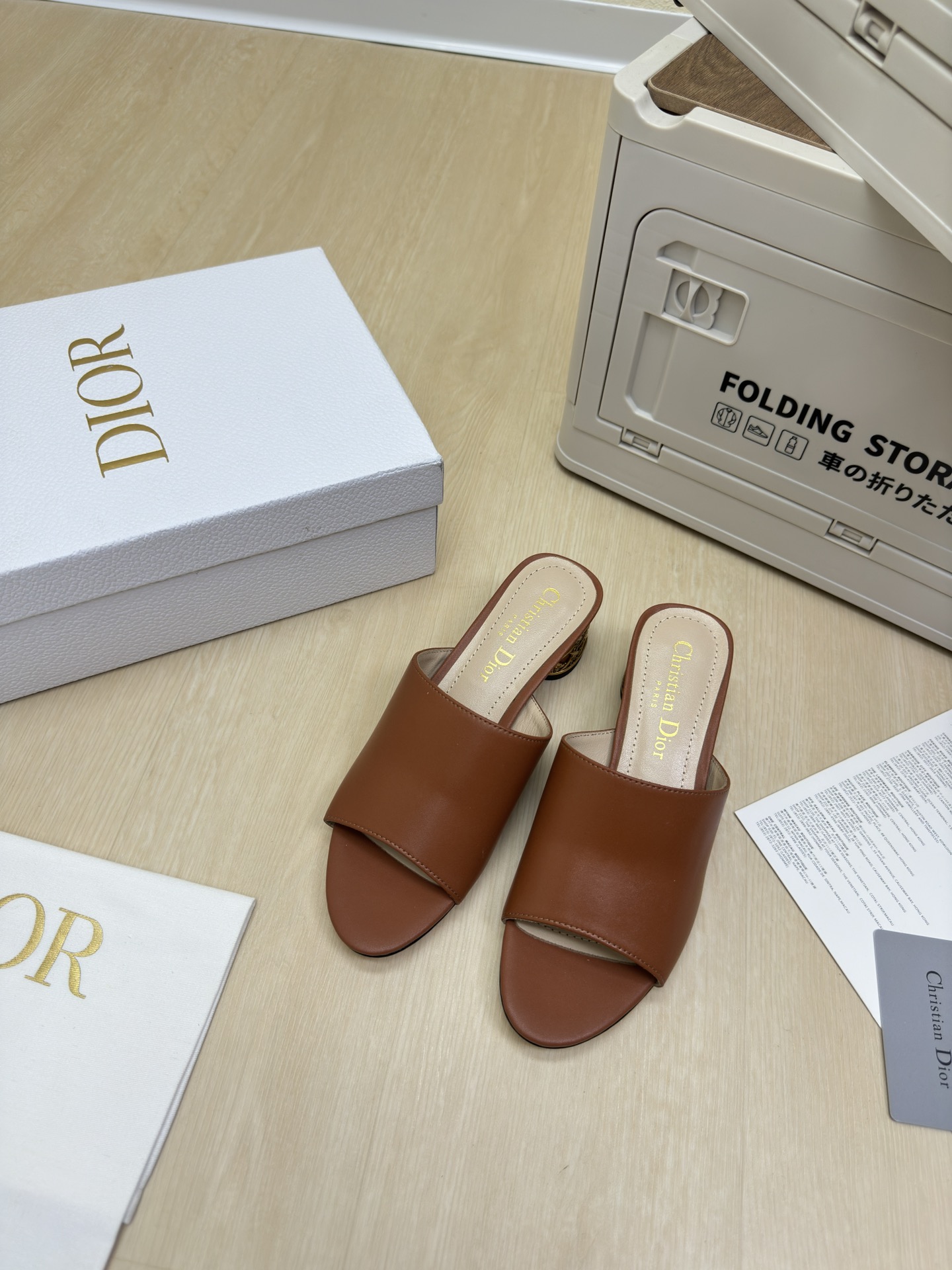 NO:459402,Medium heel, one piece of leather, slippers, CD bamboo cage heel, original consistent, high version, full texture, shoe shape upgraded to the ultimate foot feeling, super beautiful, indispensable fashion items this year, D-DOLL series classic pearl accessories are fashionable and versatile, full of girlishness, more joyful, hardware inlay craftsmanship, original outsole printed with brand logo, decoration matched with a little bit of hourly wear. Flat sole versatile. Sheepskin footbed and inner color choice Italian leather outsole gilded Size 34 35 36 37 38 39 40 41 42 (34 40 41 42 Customized size) With original packaging, high heels, slippers, sheepskin, Leather soles19860909中跟 一块皮 拖鞋 CD竹笼跟 原版一致  高版 质感满满 鞋型升级到极致脚感 超级美 今年必不可少的时尚单品 D-DOLL系列经典珍珠配饰时髦又百搭,少女感十足 欣喜不止一点点 五金镶嵌工艺  原版大底印有品牌logo,装饰搭配有一点点小时装.平底百搭.  羊皮垫脚和内里  颜色选择 意大利真皮大底 鎏金 码数34 35 36 37 38 39 40 41 42 （34 40 41 42 定做码数） 配原版包装,高跟鞋拖鞋,high heels,slippers,sheepskin,Leather soles,Women's Shoes