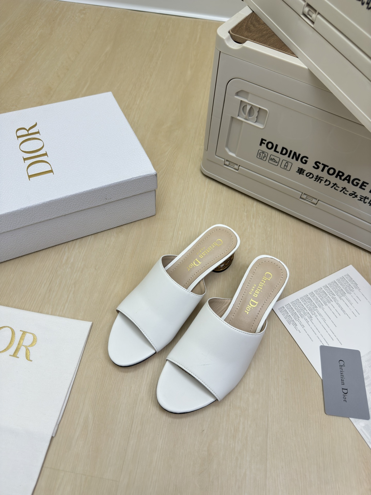 NO:459407,High heels, one piece of leather, slippers, CD bamboo cage heels, original consistent, white, high version, full texture, shoe shape upgraded to the ultimate foot feeling, super beautiful, indispensable fashion items this year, D-DOLL series classic pearl accessories are fashionable and versatile, full of girlishness, more joyful, hardware inlay craftsmanship, original outsole printed with brand logo, decoration matches with a little bit of hourly wear. Flat sole versatile. Sheepskin footbed and inner color choice Italian leather outsole gilded Size 34 35 36 37 38 39 40 41 42 (34 40 41 42 Customized size) With original packaging, high heels, slippers, sheepskin, Leather soles19860909高跟 一块皮 拖鞋 CD竹笼跟 原版一致 白色 高版 质感满满 鞋型升级到极致脚感 超级美 今年必不可少的时尚单品 D-DOLL系列经典珍珠配饰时髦又百搭,少女感十足 欣喜不止一点点 五金镶嵌工艺  原版大底印有品牌logo,装饰搭配有一点点小时装.平底百搭.  羊皮垫脚和内里  颜色选择 意大利真皮大底 鎏金 码数34 35 36 37 38 39 40 41 42 （34 40 41 42 定做码数） 配原版包装,高跟鞋拖鞋,high heels,slippers,sheepskin,Leather soles,Women's Shoes