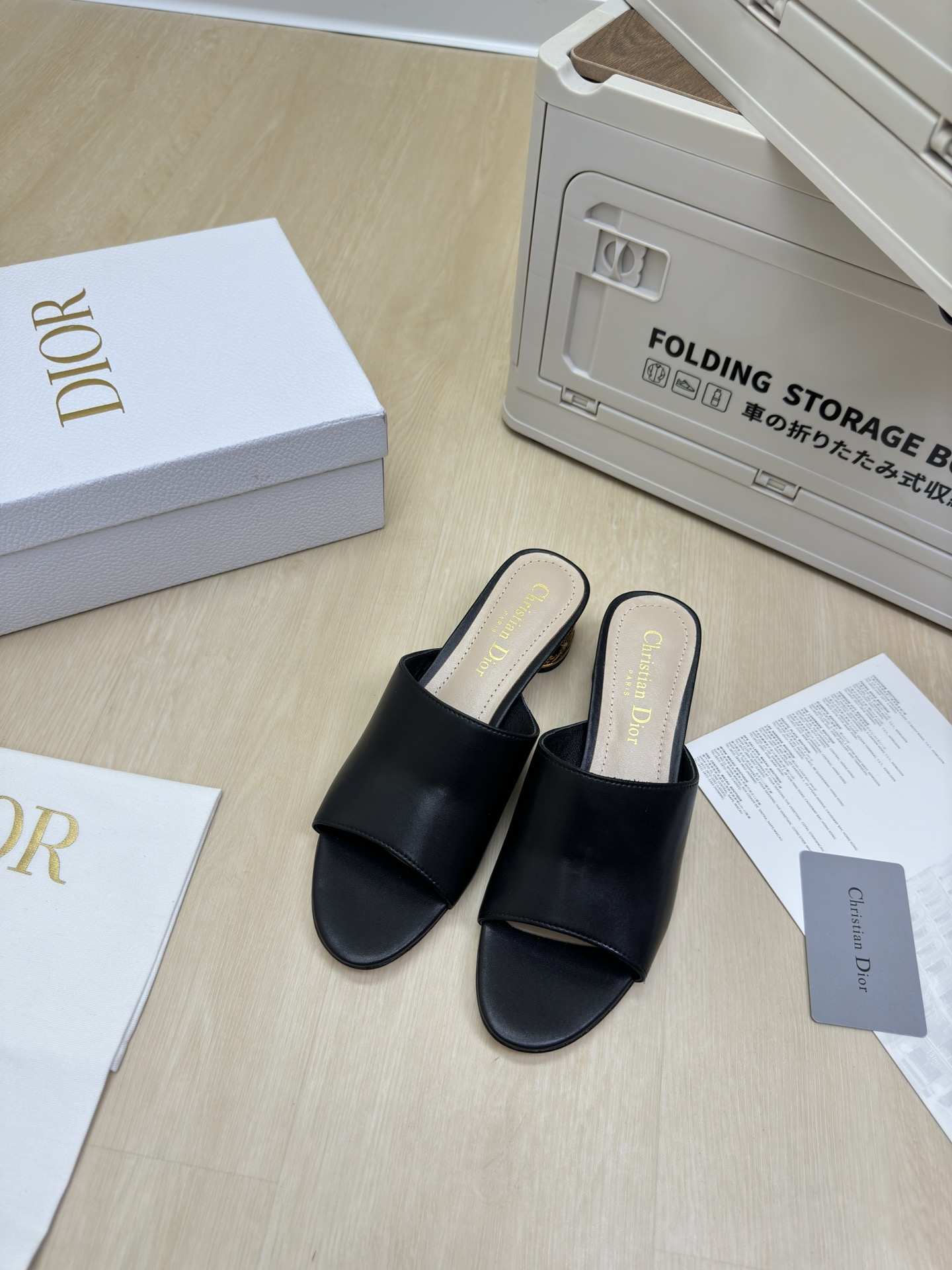 NO:459414,Medium heel, one piece of leather, slippers, CD bamboo cage heel, original consistent, black, high version, full texture, shoe shape upgraded to the ultimate foot feeling, super beautiful, indispensable fashion items this year, D-DOLL series classic pearl accessories are fashionable and versatile, full of girlishness, more joyful, hardware inlay craftsmanship, original outsole is printed with brand logo, decoration matches with a little bit of hourly wear. Flat sole is versatile. Sheepskin footbed and inner color choice Italian leather outsole Gilded Size 34 35 36 37 38 39 40 41 42 (34 40 41 42 Customized size) With original packaging, high heels, slippers, sheepskin, Leather soles19860909中跟 一块皮 拖鞋 CD竹笼跟 原版一致 黑色 高版 质感满满 鞋型升级到极致脚感 超级美 今年必不可少的时尚单品 D-DOLL系列经典珍珠配饰时髦又百搭,少女感十足 欣喜不止一点点 五金镶嵌工艺  原版大底印有品牌logo,装饰搭配有一点点小时装.平底百搭.  羊皮垫脚和内里  颜色选择 意大利真皮大底 鎏金 码数34 35 36 37 38 39 40 41 42 （34 40 41 42 定做码数） 配原版包装,高跟鞋拖鞋,high heels,slippers,sheepskin,Leather soles,Women's Shoes