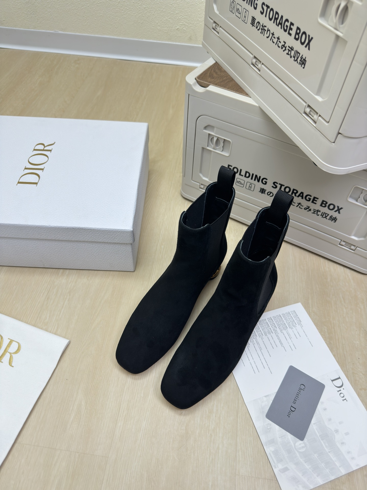 NO:459340,CD Chelsea elastic boots CD bamboo cage heel original consistent high version small cashmere leather full texture shoe shape upgrade to the ultimate foot feeling super beauty This year's essential fashion items D-DOLL series classic pearl accessories fashionable and versatile, full of girlishness, more joyful, hardware inlay craftsmanship The original outsole is printed with brand logo, the decoration is a little bit of hourly outfit. Flat sole is versatile. Sheepskin foot pads and inner color choice Italian leather outsole gilded Size 34 35 36 37 38 39 40 41 42 (34 40 41 42 Customized size) With original packaging, boots, boots, sheepskin, Leather soles19860909CD切尔西 松紧靴 CD竹笼跟 原版一致  高版 小羊绒皮 质感满满 鞋型升级到极致脚感 超级美 今年必不可少的时尚单品 D-DOLL系列经典珍珠配饰时髦又百搭,少女感十足 欣喜不止一点点 五金镶嵌工艺  原版大底印有品牌logo,装饰搭配有一点点小时装.平底百搭.  羊皮垫脚和内里  颜色选择 意大利真皮大底 鎏金 码数34 35 36 37 38 39 40 41 42 （34 40 41 42 定做码数） 配原版包装,靴子,boots,sheepskin,Leather soles,Women's Shoes