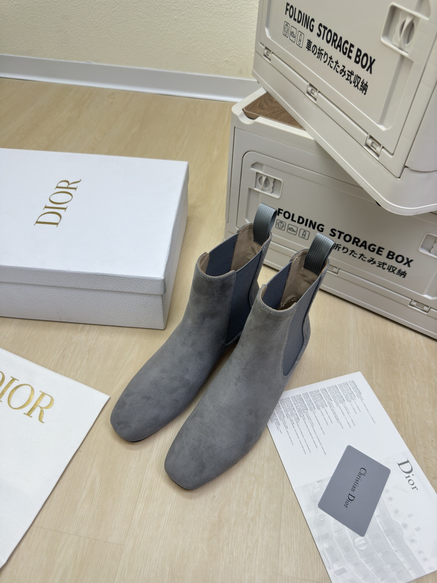 NO:459337,CD Chelsea elastic boots CD bamboo cage heel original consistent gray high version small cashmere leather full texture shoe shape upgrade to the ultimate foot feeling super beauty This year's essential fashion items D-DOLL series classic pearl accessories fashionable and versatile, full of girlishness, more joyful, hardware inlay craftsmanship The original outsole is printed with brand logo, the decoration is a little bit of hourly outfit. Flat sole versatile. Sheepskin footrest and inner color choice Italian leather outsole gilded Size 34 35 36 37 38 39 40 41 42 (34 40 41 42 Customized size) With original packaging, boots, boots, sheepskin, Leather soles19860909CD切尔西 松紧靴 CD竹笼跟 原版一致 灰色 高版 小羊绒皮 质感满满 鞋型升级到极致脚感 超级美 今年必不可少的时尚单品 D-DOLL系列经典珍珠配饰时髦又百搭,少女感十足 欣喜不止一点点 五金镶嵌工艺  原版大底印有品牌logo,装饰搭配有一点点小时装.平底百搭.  羊皮垫脚和内里  颜色选择 意大利真皮大底 鎏金 码数34 35 36 37 38 39 40 41 42 （34 40 41 42 定做码数） 配原版包装,靴子,boots,sheepskin,Leather soles,Women's Shoes