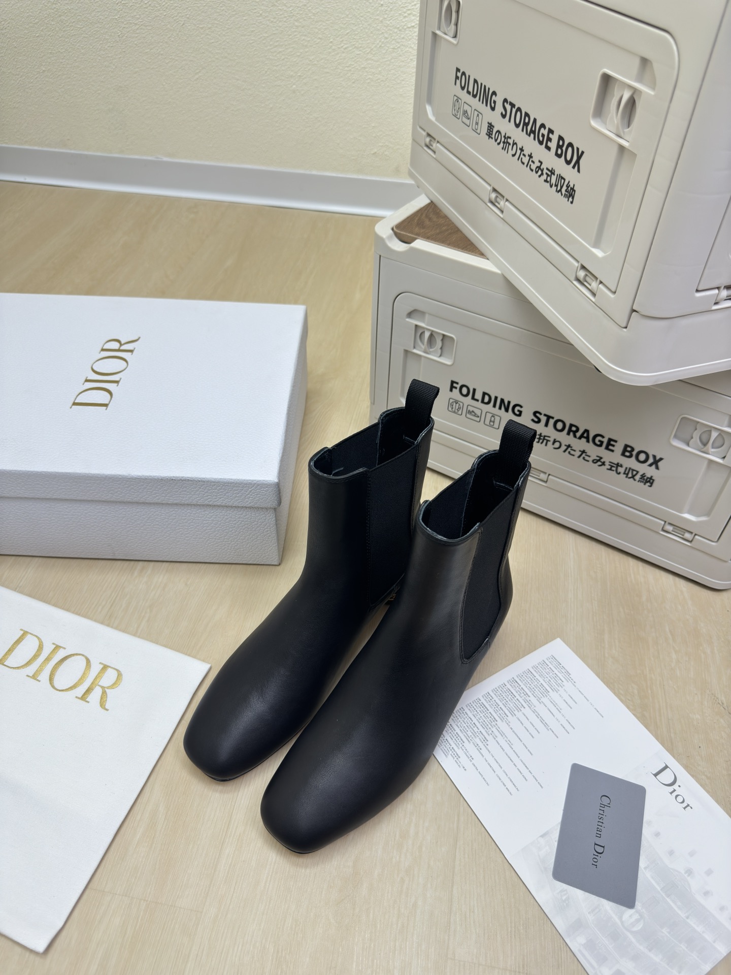 NO:459350,CD Chelsea elastic boots CD bamboo cage heels original consistent high version calf leather full texture shoe shape upgrade to the ultimate foot feeling super beauty This year's essential fashion items D-DOLL series classic pearl accessories fashionable and versatile, full of girlishness, more joyful, hardware inlay craftsmanship The original outsole is printed with brand logo, the decoration is a little bit of hourly wear. Flat sole is versatile. Sheepskin footbed and inner color choice Italian leather outsole gilded Size 34 35 36 37 38 39 40 41 42 (34 40 41 42 Customized size) With original packaging, boots, boots, cowhide, sheepskin, Leather soles19860909CD切尔西 松紧靴 CD竹笼跟 原版一致  高版 小牛皮 质感满满 鞋型升级到极致脚感 超级美 今年必不可少的时尚单品 D-DOLL系列经典珍珠配饰时髦又百搭,少女感十足 欣喜不止一点点 五金镶嵌工艺  原版大底印有品牌logo,装饰搭配有一点点小时装.平底百搭.  羊皮垫脚和内里  颜色选择 意大利真皮大底 鎏金 码数34 35 36 37 38 39 40 41 42 （34 40 41 42 定做码数） 配原版包装,靴子,boots,cowhide,sheepskin,Leather soles,Women's Shoes