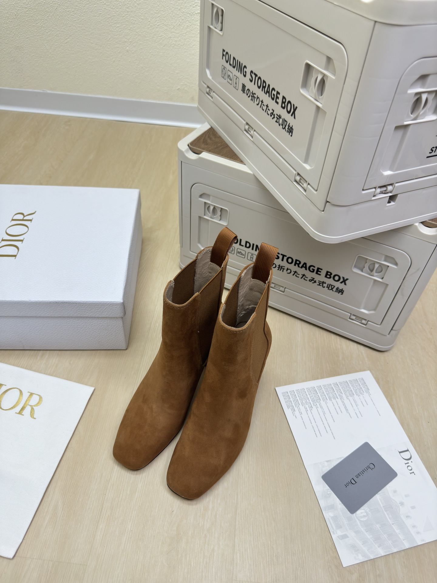 NO:459374,High-heeled CD Chelsea Elastic boots CD bamboo cage heels Original consistent Brown High-version Small cashmere leather Full texture Shoe shape upgraded to the ultimate foot feeling Super beauty This year's essential fashion items D-DOLL series classic pearl accessories are fashionable and versatile, full of girlishness, more joyful, Hardware inlay craftsmanship The original outsole is printed with brand logo, and the decoration is a little bit of hourly outfit. Flat sole is versatile. Sheepskin footbed and inner Color selection Italian leather outsole Gilded Size 34 35 36 37 38 39 40 41 42 (34 40 41 42 Customized Size ) With original packaging, boots, boots, sheepskin, Leather soles19860909高跟CD切尔西 松紧靴 CD竹笼跟 原版一致 棕色 高版 小羊绒皮 质感满满 鞋型升级到极致脚感 超级美 今年必不可少的时尚单品 D-DOLL系列经典珍珠配饰时髦又百搭,少女感十足 欣喜不止一点点 五金镶嵌工艺  原版大底印有品牌logo,装饰搭配有一点点小时装.平底百搭.  羊皮垫脚和内里  颜色选择 意大利真皮大底 鎏金 码数34 35 36 37 38 39 40 41 42 （34 40 41 42 定做码数） 配原版包装,靴子,boots,sheepskin,Leather soles,Women's Shoes