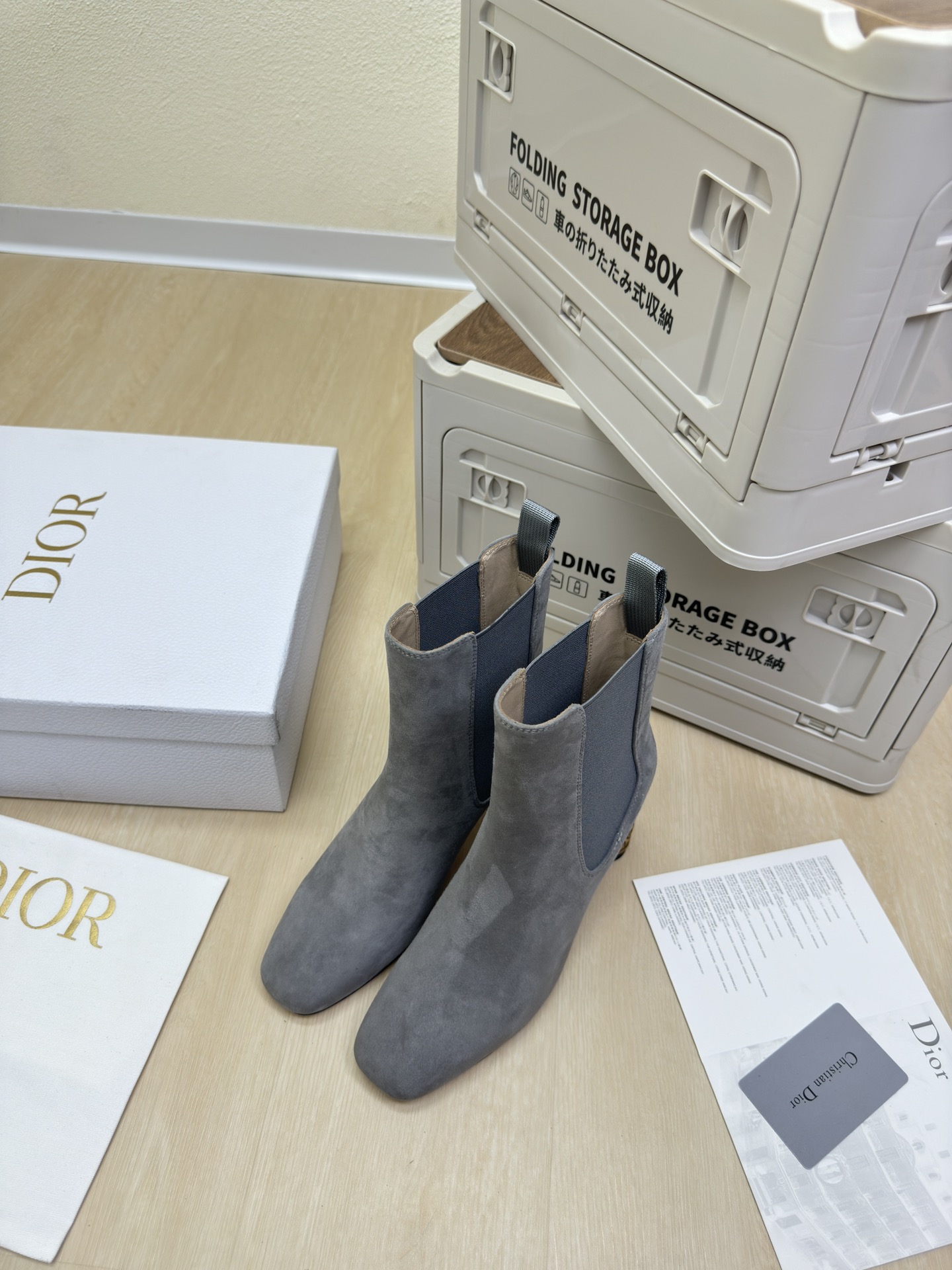 NO:459366,High heels CD Chelsea elastic boots CD bamboo cage heels original consistent gray high version small cashmere leather full texture shoe shape upgrade to the ultimate foot feeling super beauty This year's essential fashion items D-DOLL series classic pearl accessories fashionable and versatile, full of girlishness, more joyful, hardware inlay craftsmanship The original outsole is printed with brand logo, the decoration is a little bit of hourly outfit. Flat sole is versatile. Sheepskin footbed and inner color choice Italian leather outsole gilded Size 34 35 36 37 38 39 40 41 42 (34 40 41 42 Customized size) With original packaging, boots, boots, sheepskin, Leather soles19860909高跟 CD切尔西 松紧靴 CD竹笼跟 原版一致 灰色 高版 小羊绒皮 质感满满 鞋型升级到极致脚感 超级美 今年必不可少的时尚单品 D-DOLL系列经典珍珠配饰时髦又百搭,少女感十足 欣喜不止一点点 五金镶嵌工艺  原版大底印有品牌logo,装饰搭配有一点点小时装.平底百搭.  羊皮垫脚和内里  颜色选择 意大利真皮大底 鎏金 码数34 35 36 37 38 39 40 41 42 （34 40 41 42 定做码数） 配原版包装,靴子,boots,sheepskin,Leather soles,Women's Shoes